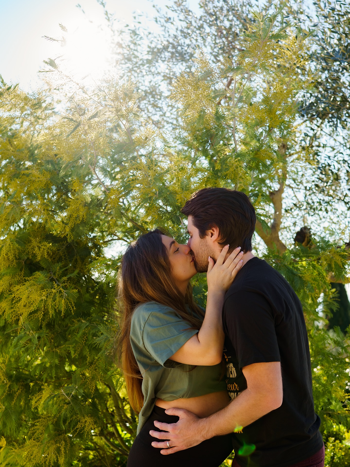 Un baiser sous le soleil et le mimosa en attendant l’arrivée de bébé 🌞🌻
#grossesse #lifestylephotography #southoffrance #photodegrossesse #couple #pregnancyphotoshoot