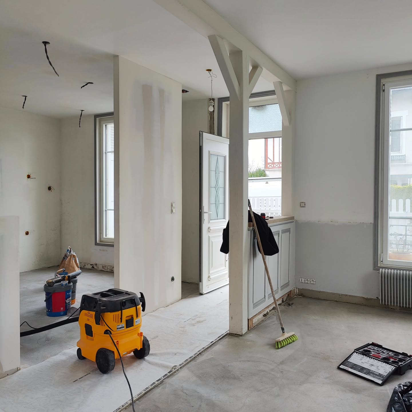 Suite du chantier du projet Luc. Dalle coulée cloisons montées, elect et plomberie en cours !
#chantier #travaux #renovation #gallishop #architecteinterieur