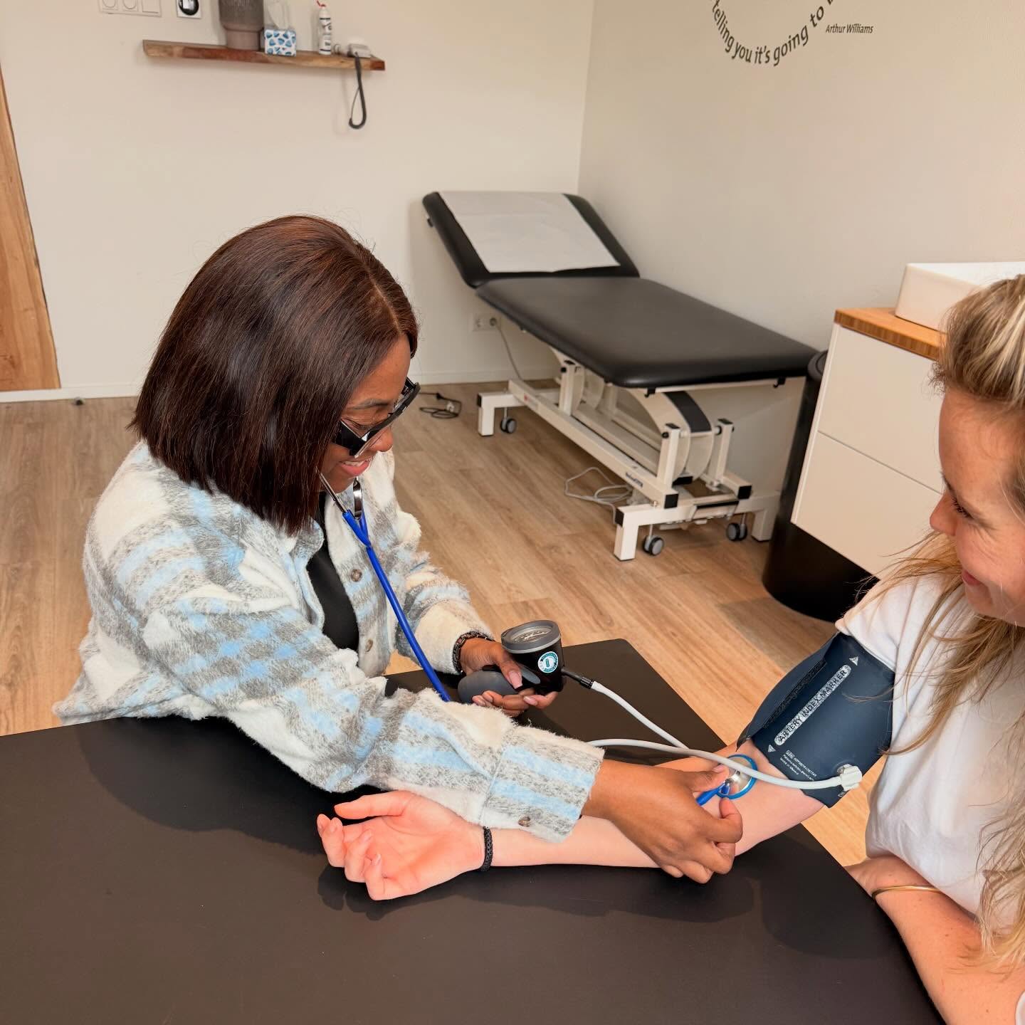 Tijdens je zwangerschap kom je bij ons op controle. Naarmate je zwangerschap vordert zul je ons steeds vaker zien. Bij een reguliere controle vragen we hoe het met je gaat, meten we je bloeddruk, kijken we naar de groei en conditie van de baby en is er ruimte voor een praatje 🩺 🤗 (Verloskundige Juanita)