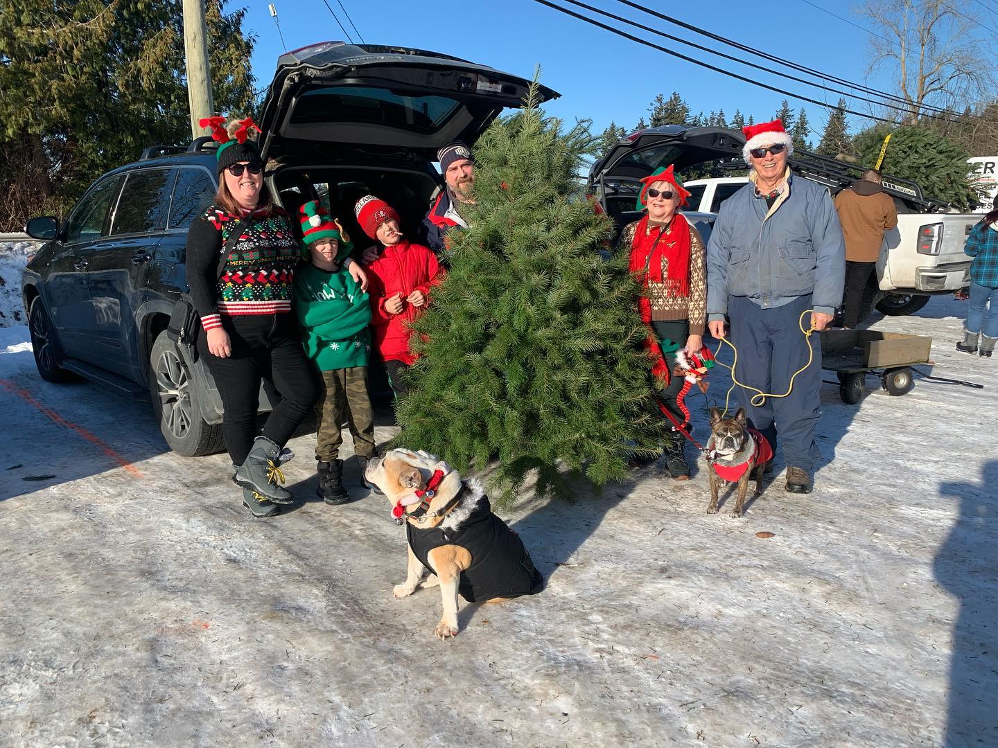 Our U-Cut field is now closed but our last load of fresh-cut trees is on the racks! 🌲🌲
Come and get your TREE!!
And the adventures continue 😍