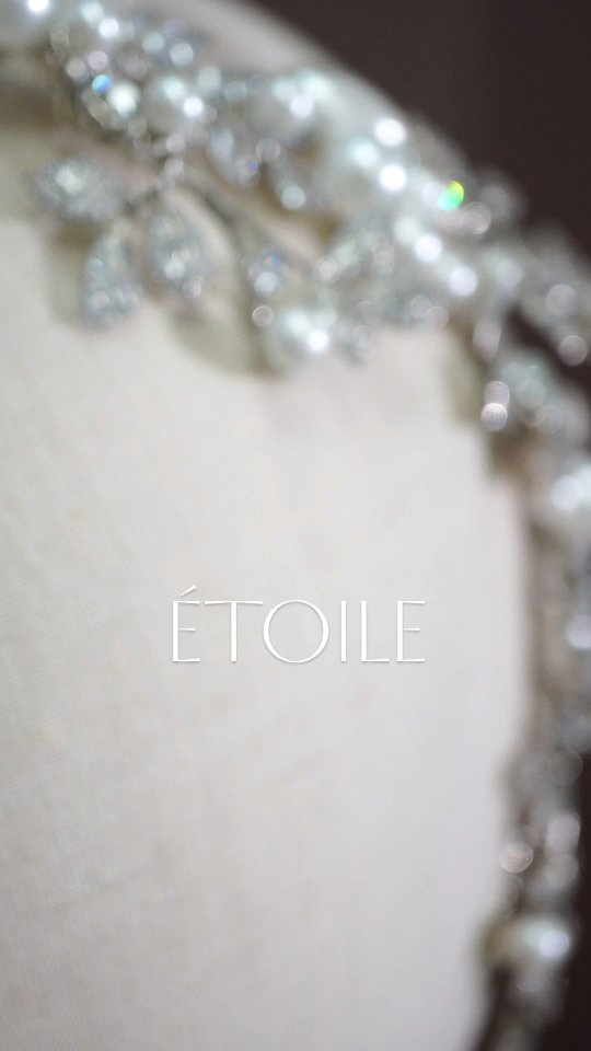 Nuestra nueva colección está por llegar.
15 piezas de edición limitada, para nuestras novias más exclusivas.
SAVE THE DATE.
#handmade #hairpiece #bespoke #tocados #tocadosnovia