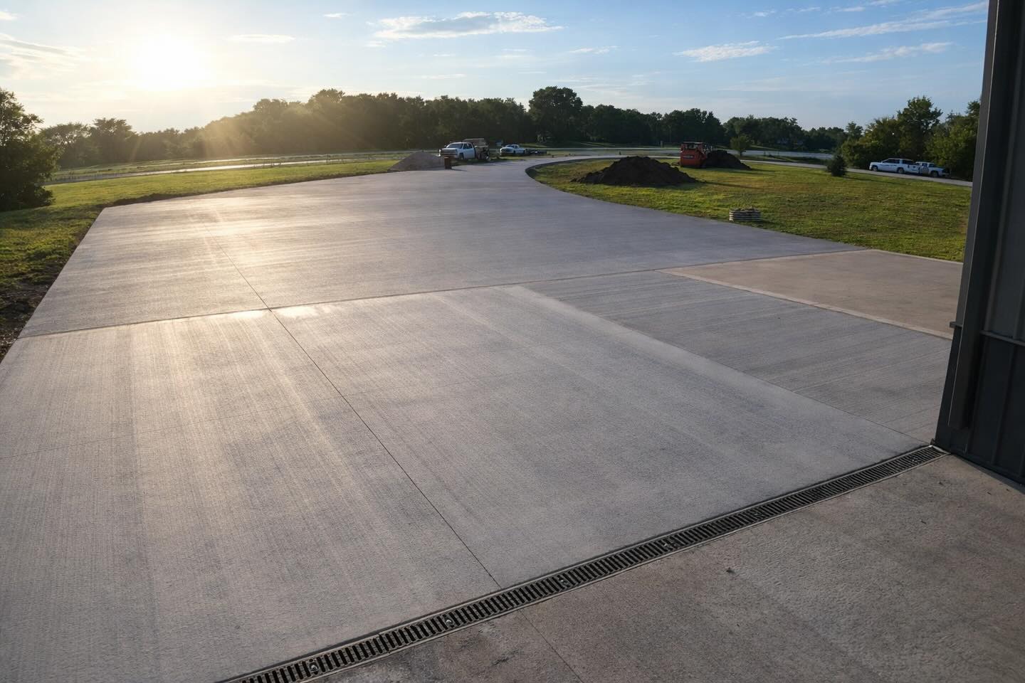 Driveways done right.
From prep to finish, we focus on durability, drainage, and a clean final look. If you’re planning a new driveway this season, we’d love to help.
#dsmconcrete #dsmhomes #dsmcontractor #iowaconstruction