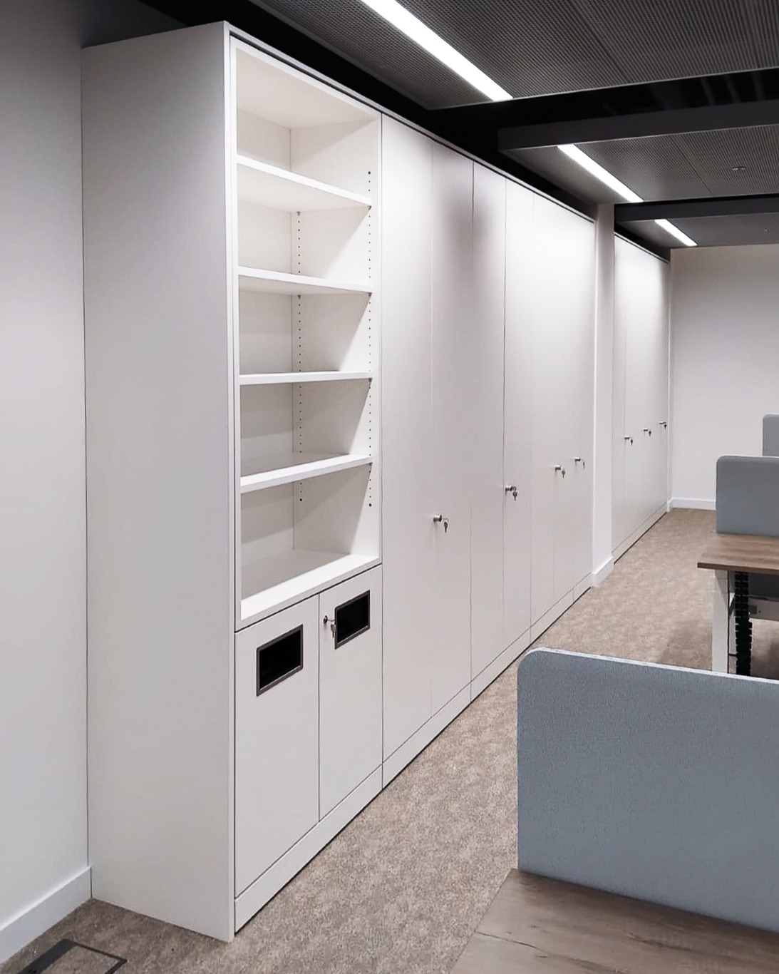 New project completed!
📍International Consultancy - London
👉 An extensive installation of over 60 storagewall units across an entire office floor, incorporating open bookcase alcoves and discreetly integrated recycle points within the layout.
The design focused on simplicity, creating a clean, cohesive storage solution that blends effortlessly with the surrounding workspace.
💻 freewall.co.uk/projects