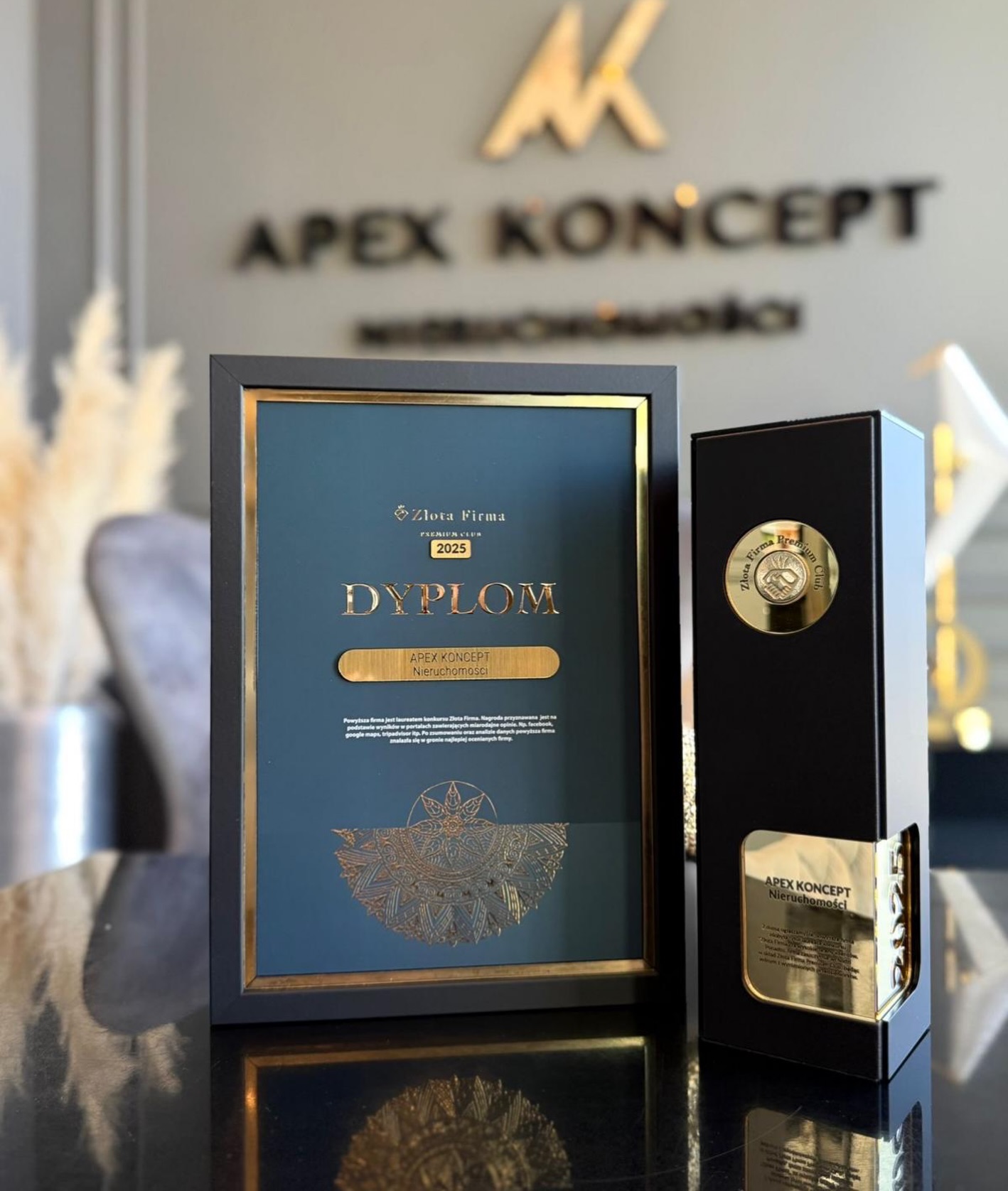 Z ogromną dumą i radością informujemy, że APEX KONCEPT Nieruchomości po raz kolejny zostało wyróżnione prestiżową nagrodą Złota Firma 2025! 🏆✨
To wyjątkowe wyróżnienie stanowi podsumowanie roku 2025 i jest przyznawane na podstawie opinii klientów oraz jakości świadczonych usług.
Dodatkowo zostaliśmy zaproszeni do elitarnego grona Premium Club – klubu skupiającego najlepiej oceniane firmy w Polsce. 😎
Przynależność do tego grona to ogromny zaszczyt i dowód na to, że jakość naszej pracy, profesjonalizm oraz zaangażowanie są dostrzegane i doceniane przez naszych Klientów. Do tego prestiżowego klubu należy jedynie niewielka część firm, dlatego tym bardziej jesteśmy dumni, że możemy być jego częścią. ⭐
Dziękujemy wszystkim naszym Klientom za zaufanie, opinie i współpracę – to właśnie dzięki Wam możemy osiągać takie sukcesy.
Przed nami kolejne wyzwania i kolejne cele… a my działamy dalej z jeszcze większą energią! 🚀
Dziękujemy, że jesteście z nami. 🤝
_____________
📍Mszana Dolna, ul. Starowiejska 4C
☎️ tel. 798 370 312
📩 anna@apexkoncept.pl
📲 apexkoncept.pl
#apexkoncept #nieruchomości #złotafirma #premiumclub #nagroda topfirmy biznes dziękujemy sukces