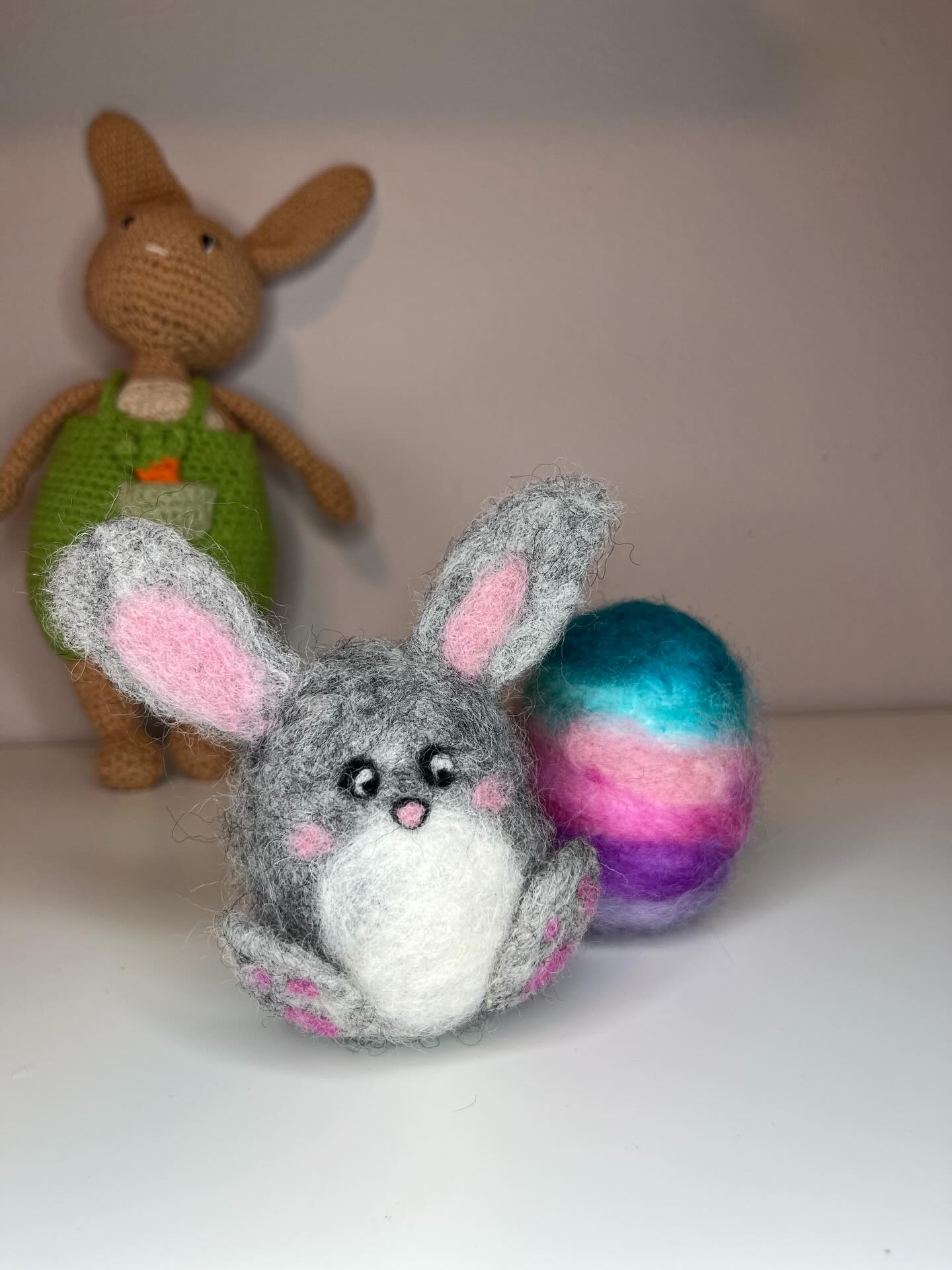 🇬🇧A soft little bunny – Needle Felting DIY
With a simple polystyrene egg, some wool, and a felting needle, a little bit of magic happens ✨🐰
Little by little, a round little bunny appears, with long ears and a sweet face.
This sweet spring bunny is perfect for decorating your home as Easter approaches, or for sharing a creative moment with children (older kids with supervision).
My eldest made a beautiful colorful egg, for example — a project that was perfectly suited to his age!
👉 The tutorial will be available later this week on my website (link in bio).
—
🇫🇷Un petit lapin tout doux - felting needle DIY
Avec un simple œuf en polystyrène, un peu de laine et une aiguille à feutrer, la magie opère ✨🐰
Petit à petit, apparaît un lapin tout rond, aux longues oreilles et au regard tendre.
Ce petit lapin printanier est parfait pour décorer la maison à l’approche de Pâques ou pour partager un moment créatif avec les enfants (les plus grands, accompagnés).
Mon grand a fait un bel œuf coloré par exemple ! Parfaitement adapté à son âge
👉 Le tutoriel sera disponible d’ici la fin de la semaine sur mon site (lien en bio)!
—
#needlefelting #eastercraft #panduro #woolcraft #feltedbunny
—
needle felting DIY | felted bunny tutorial | Easter craft for kids | spring craft idea | easy felting project | feutrage à l’aiguille | lapin feutrage DIY | activité Pâques enfant | bricolage de Pâques | loisirs créatifs