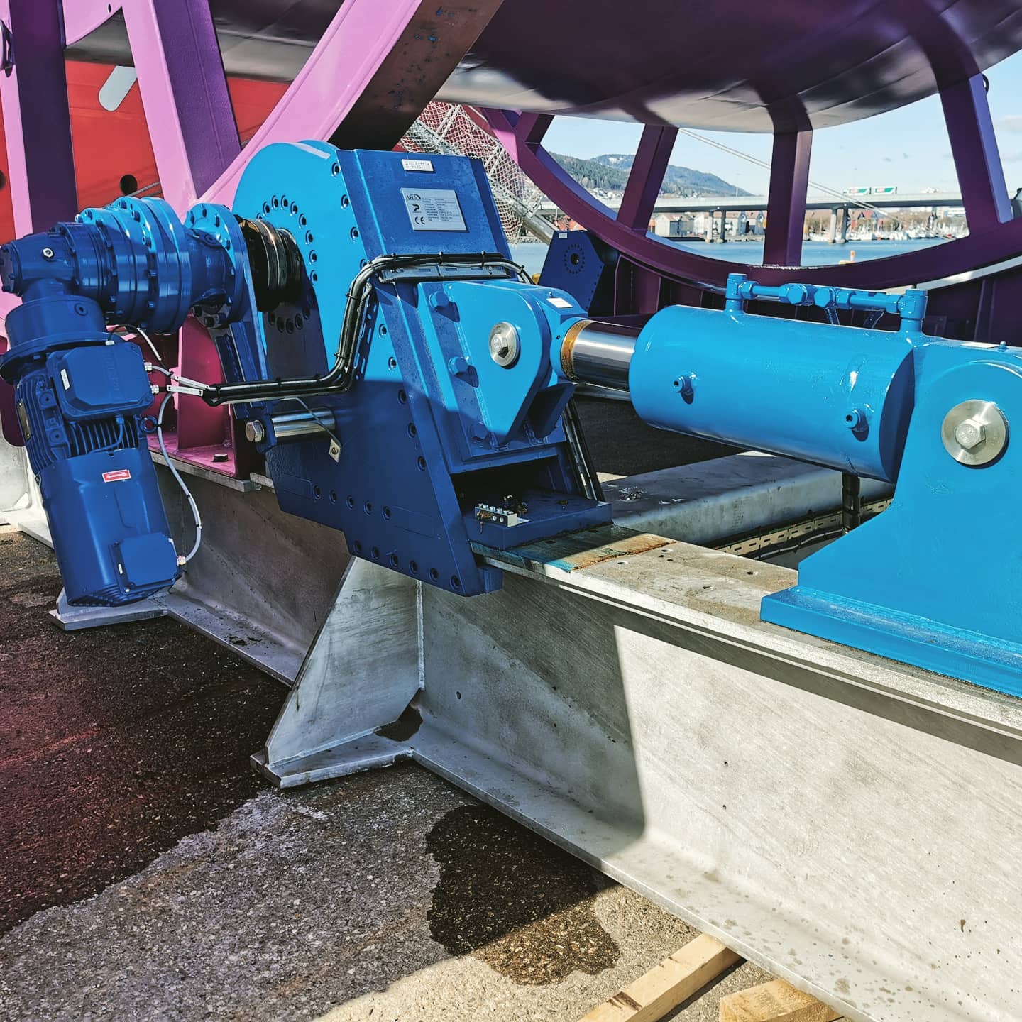AHS delivered a 300-ton under-roller in 2021 to Statnett's new cable storage facilities in Egersund, Norway.
This turn-key cost-efficient machine has an HPU built into its control cabinet (movable by manual forklift or crane), and only requires a supply of 400 VAC.
The machine is operated from a touchscreen mounted on a galvanized steel pallet, with quick-connectors between the touch screen and the control cabinet.