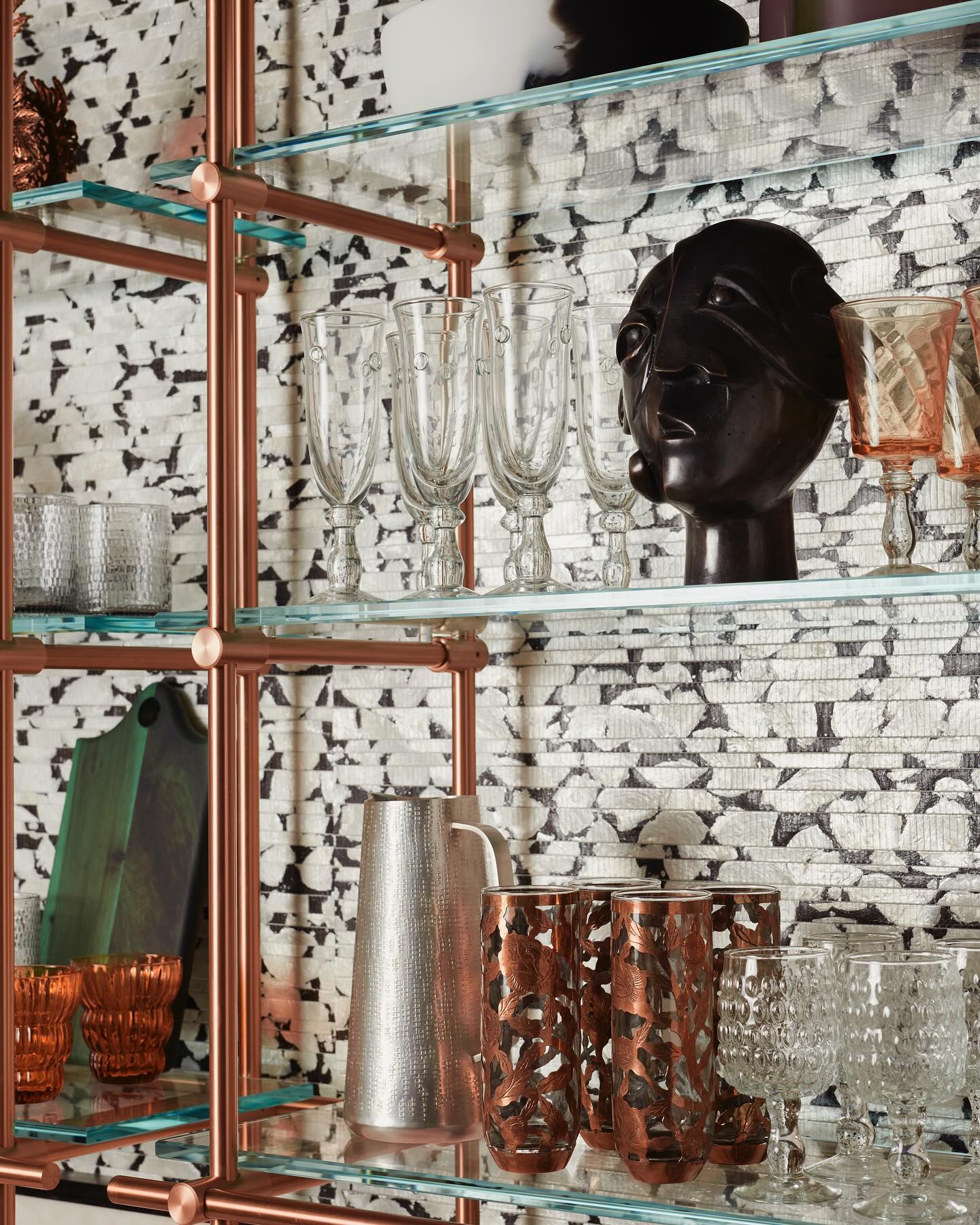 Shelf details. I’ve been obsessed with @amuneal’s shelving and now even more so since using them for the @kbshowhouse. Is it me or will a well styled shelf never go out of style?
Designed by yours truly and photographed by @sans.murs.
#shelfie #design #interiordesign #shelfstyling #kipsbayshowhouse #winelounge