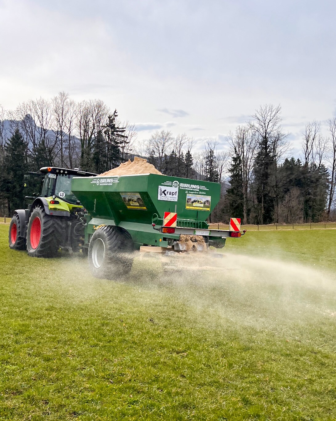 Gestern haben wir etwas auf unsere Wiesen gestreut, das viele gar nicht mit Landwirtschaft verbinden: Gips. 🌱🚜
Der bringt freies Calcium und Schwefel in den Boden. Calcium unterstützt die Bodenstruktur, Schwefel ist wichtig fürs Pflanzenwachstum. So schaffen wir – wenn der Boden es braucht – die Grundlage für ein vitales, dichtes Grünland. 🌿
Ganz wichtig: Wir arbeiten immer bedarfsorientiert. Der Boden bekommt das, was er wirklich braucht – für gesunde Wiesen und aromatisches Heu für eure kleinen Feinschmecker. 🐰🐹
Denn gutes Heu beginnt nicht erst bei der Ernte – sondern im Boden. 🪱
Liebe Grüße vom Feld
Johannes ✌️