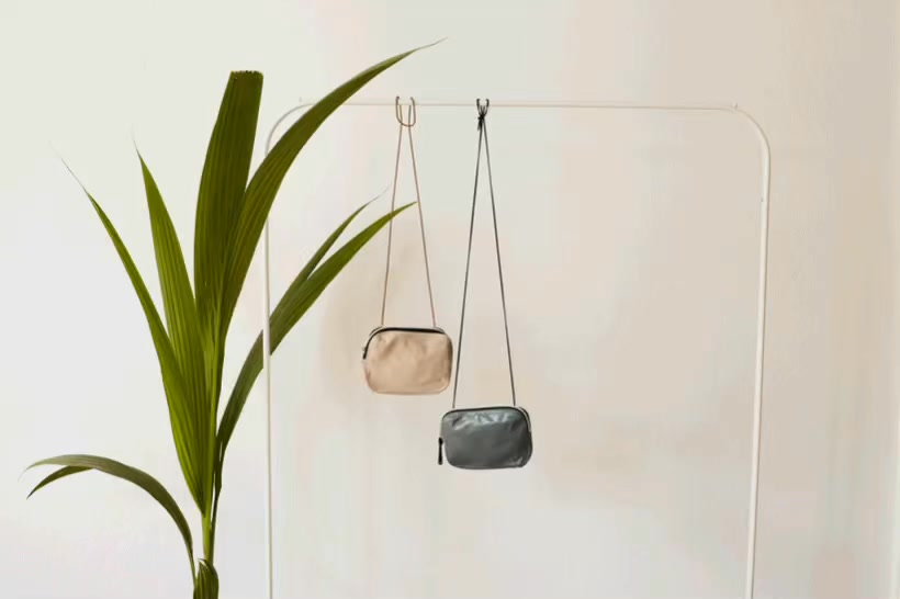 Keine Massenware.
Nur Pieces mit Charakter.
📷 by @lisa.fruechtl
#slowbrand #designwithattitude #handcrafted #minimalstyle #sustainablefashion #modernboho #craftedwithlove #staranbag