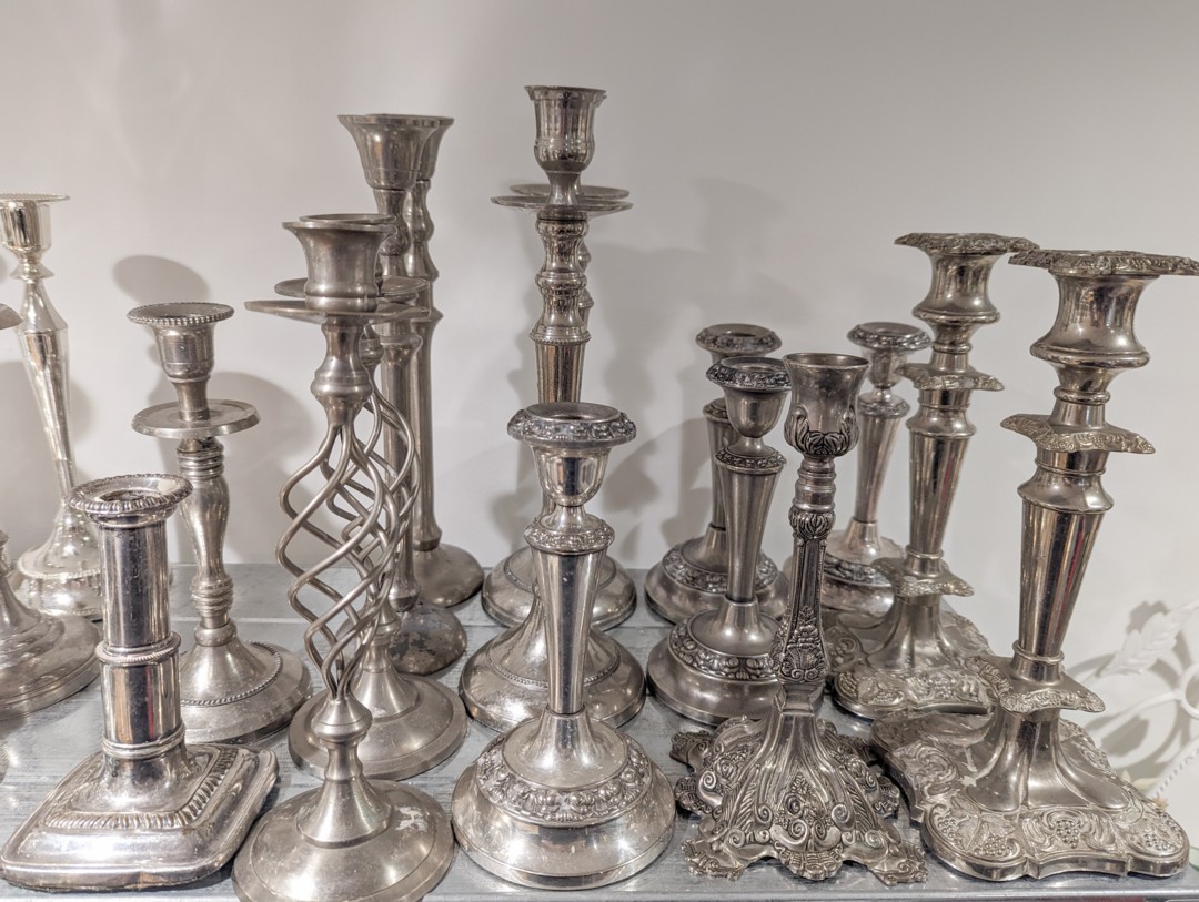 Just a selection of our vintage mix match silver candlesticks, the perfect way to add a metallic element but keep things light and fresh!
#silvercandlesticks #silverstyling #silveraccent