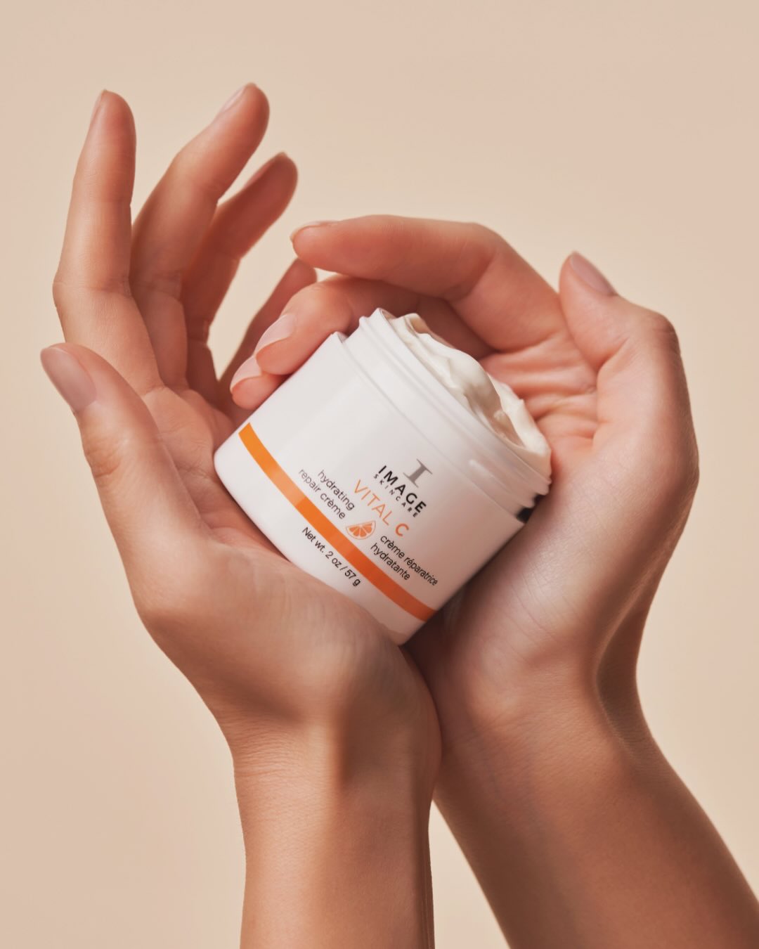 GEBRUIK JIJ DIT ONMISBAAR INGREDIËNT AL IN JOUW ROUTINE? 🍊
__________
Vitamine C is wat mij betreft een absolute must in iedere skincare routine! Niet alleen voor die mooie glow, maar vooral omdat het zoveel méér doet.
Het is een krachtige antioxidant die de huid helpt beschermen tegen oxidatieve stress, de collageenaanmaak ondersteunt en je huid egaler, sterker en frisser helpt maken.. ✨
Zowel vanuit skincare als orthomoleculair oogpunt is dit echt een ingrediënt waar elke huid baat bij heeft.
👈🏻 Swipe zeker even verder om een aantal producten uit onze Vital C-lijn te ontdekken..
Heb je vragen of wil je graag advies op maat van jouw huid? Plan gerust online een huidconsult in via onze agenda.
Onze Vital C-producten én alle acties vind je terug op de webshop! 😍
Heel benieuwd naar: Wat is jouw favoriete product uit de Vital C-lijn? Laat het me zeker weten hieronder! ❤️👇🏻
Veel liefs,
Jouw SBF. (skin’s best friend!) 😉
__________
#skincare #glowyskin #vitaminec #antioxidant #musthave @imageskincarebenelux