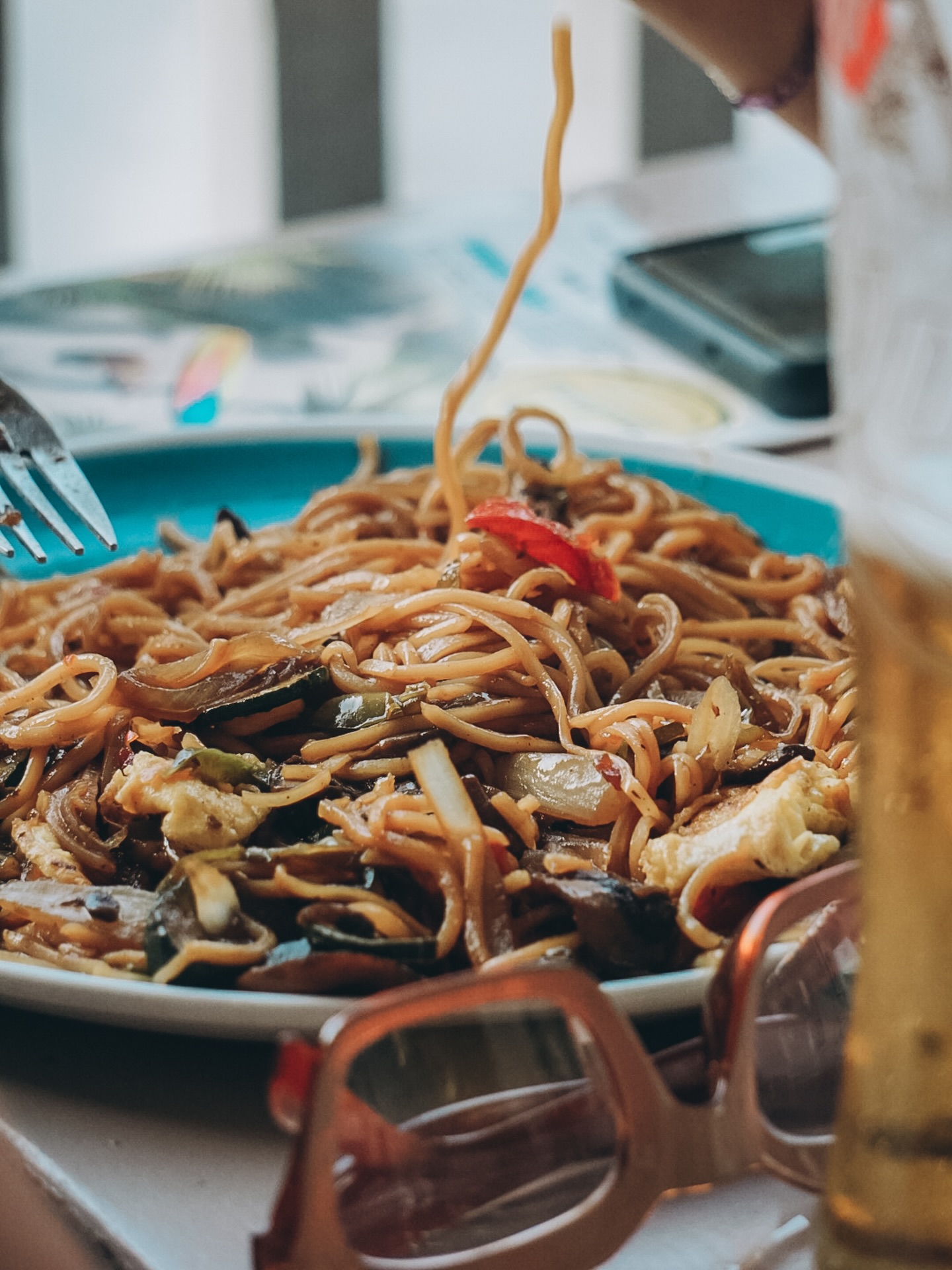 Oe lekker! 🤤 There’s nothing quite like a Surf Cafe Mie Goreng on a Wednesday night while enjoying the vibes of Open Mic Night.
🍜 Fried egg noodles with veg and your choice of filling, tossed in our sweet soy house sauce and topped with a fried egg and fresh coriander… proper comfort food while the music plays. 🎤
Come grab a bite, settle in with a drink, and enjoy the awesome local talent taking the stage tonight.
Good food, great music, and the best midweek vibe in Plett.