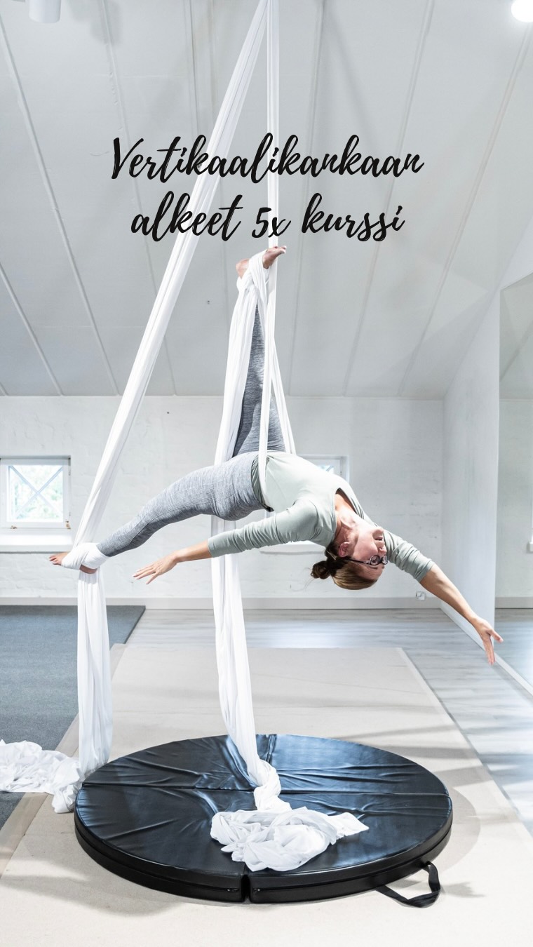 Roofilla alkaa pian vertikaalikankaan 5x alkeiskurssi. Tervetuloa kokeilemaan tätä kaunista ja tehokasta lajia! 💪
⭐️Vertikaalikankaan alkeet 5x kurssi
ti klo 19-20
( 31.3.-28.4. )
Ohjaajana Jerina Ferdani
Hinta 75€
Vertikaalikangas on vapaana roikkuva kaunis ilma-akrobatiaväline, joka kehittää erityisen hyvin ylä- ja keskivartalon lihasvoimaa. Kurssilla harjoitellaan erilaisia kiipeämisiä ja asentoja, pyörähdyksiä ja pieniä pudotuksia.
Kurssille pukeudutaan kainalot peittävään paitaan ja pitkiin housuihin. Ethän käytä vetoketjullisia vaatteita. Juomapullo mukaan.
Ilmoittaudu mukaan Roofin app:in kautta, jonka löydät nimellä Roof Aerial Club App Storesta tai Play kaupasta. Voit käyttää myös selainversioita, joka löytyy bion linkkipuusta.
Kaikki maaliskuussa alkavat kurssit ovat nyt tarjouksessa 75€! 🤩
📸: @takayamaproductions
#roofaerialclub #aerialsilks