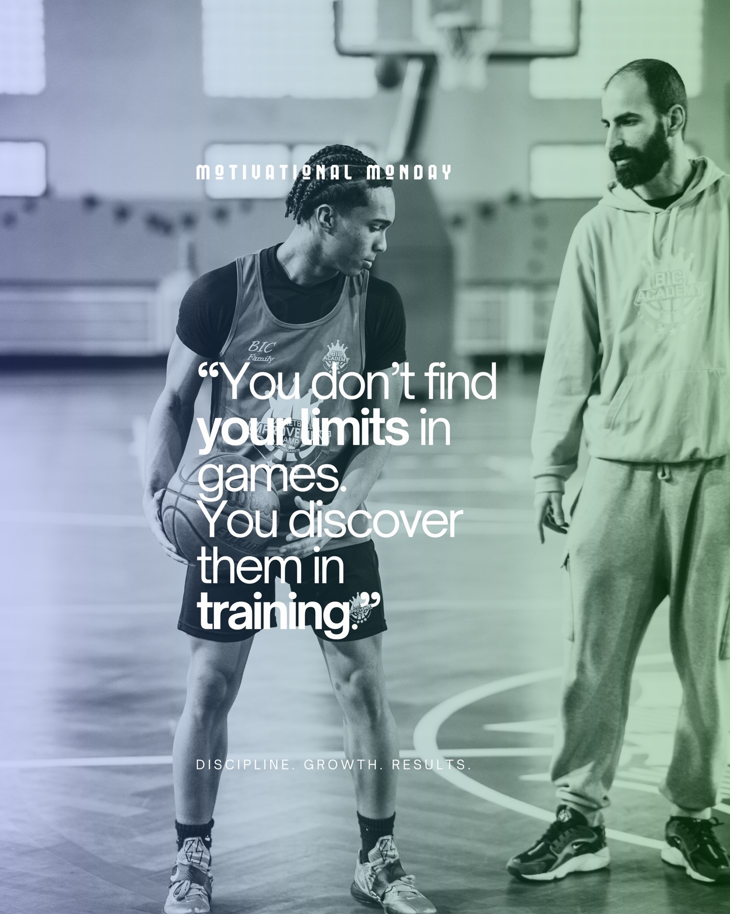 Os limites no basquetebol não são descobertos no dia do jogo.
São encontrados nos momentos mais silenciosos do treino de basquetebol. Nas repetições extra. Nos exercícios que testam o teu foco. Nos dias em que o corpo está cansado, mas escolhes continuar a trabalhar.
É aí que os atletas crescem.
Dentro de um ambiente de academia de basquetebol, a evolução acontece através da consistência, da disciplina e da vontade de ir um pouco mais longe todos os dias.
Porque a verdade é esta: os jogadores que continuam a explorar os seus limites no treino são aqueles que acabam por redefini-los dentro de campo.
“You don’t find your limits in games.
You discover them in training.”