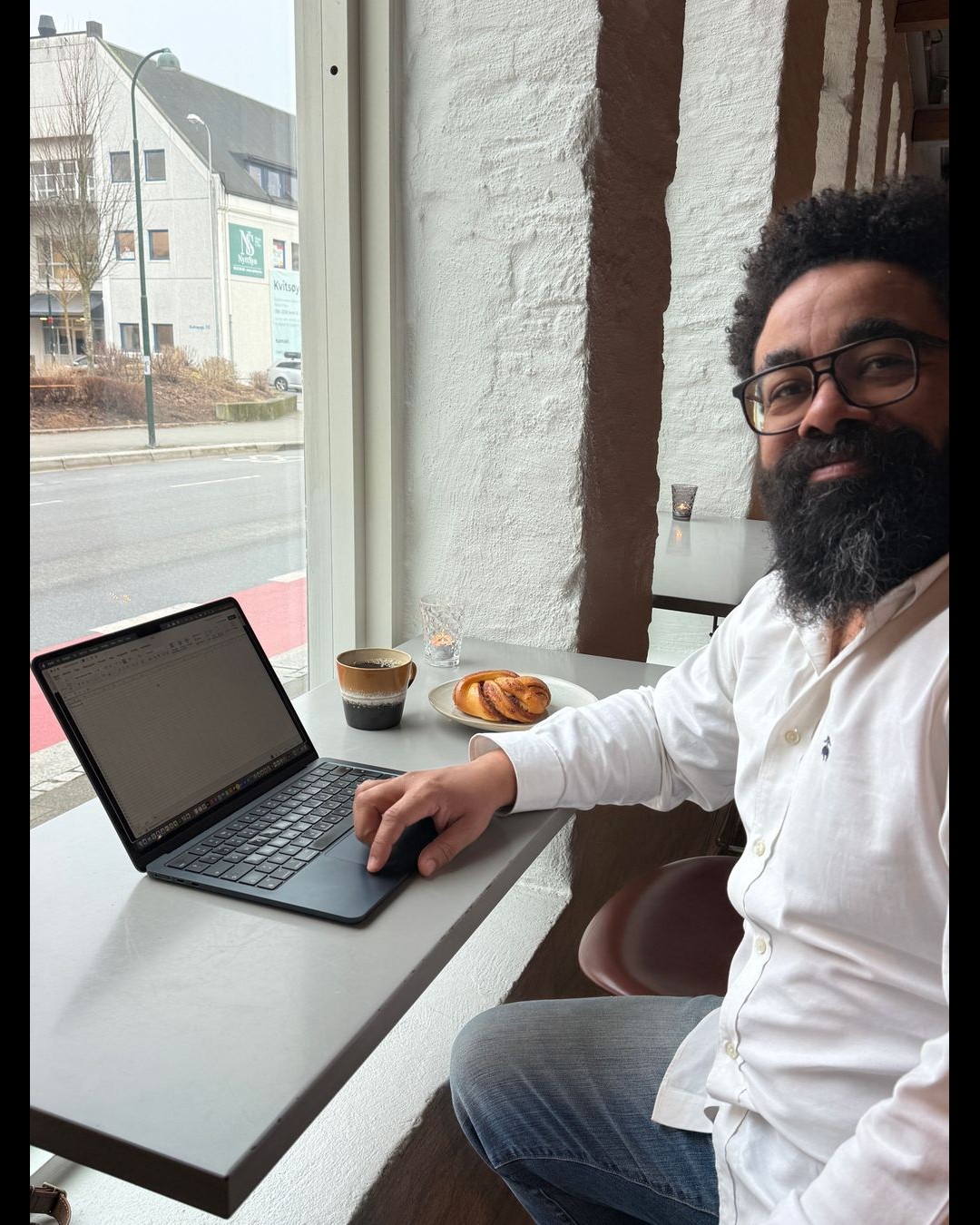 Mandagsstemningen er god. Mennesker strømmer innom fra tidlig morgen — noen tar en kopp kaffe før neste møte, noen har møtet hos oss, andre kommer litt tidligere til lunsj; ta turen innom når det passer. ☕