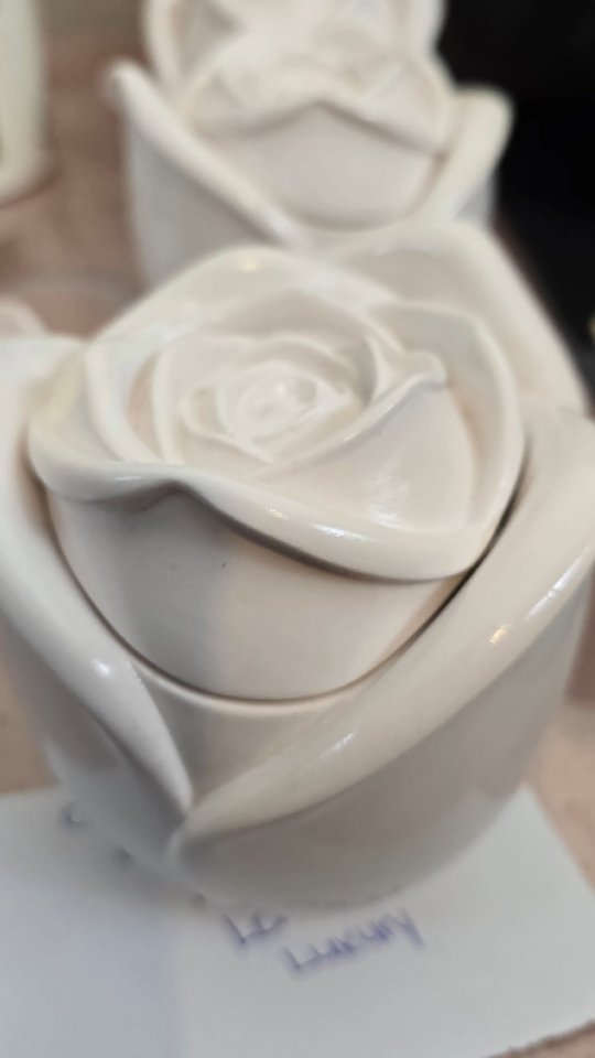 Love when you light a wooden wick and hear the crackle🕯
#candlelover #candleshop #smallbiz