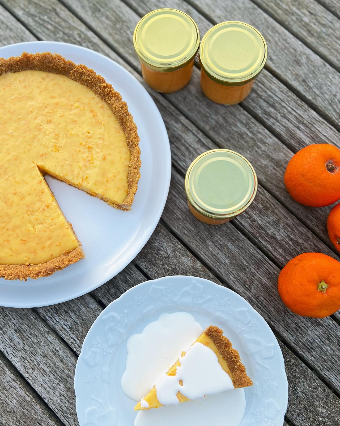 🍊Seville oranges… they’re not just for marmalade 🍊
💫Absolutely delicious Bitter Orange Tart recipe from @nigellalawson with a crunchy buttery biscuit base and a Seville Orange curd in the middle, topped with a drizzle of honey to offset the sharpness💫
👌Pretty stunning drowned in lashings of cream🥛 the perfect winter pudding🔥 #sevilleoranges #marmalade #nigellalawson