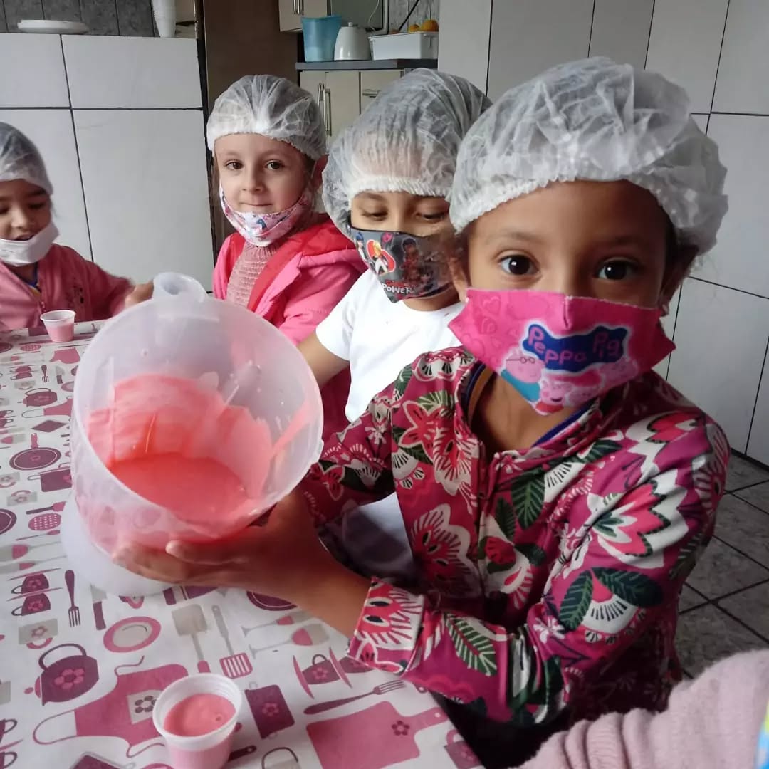 Semana da Criança também tem doces🧁🍧🍨 com os minis Chefs do Pré com a Professora Vanderleia!
#vemprorodhum
#semanadacriança
#educacaoinfantil
#minichef