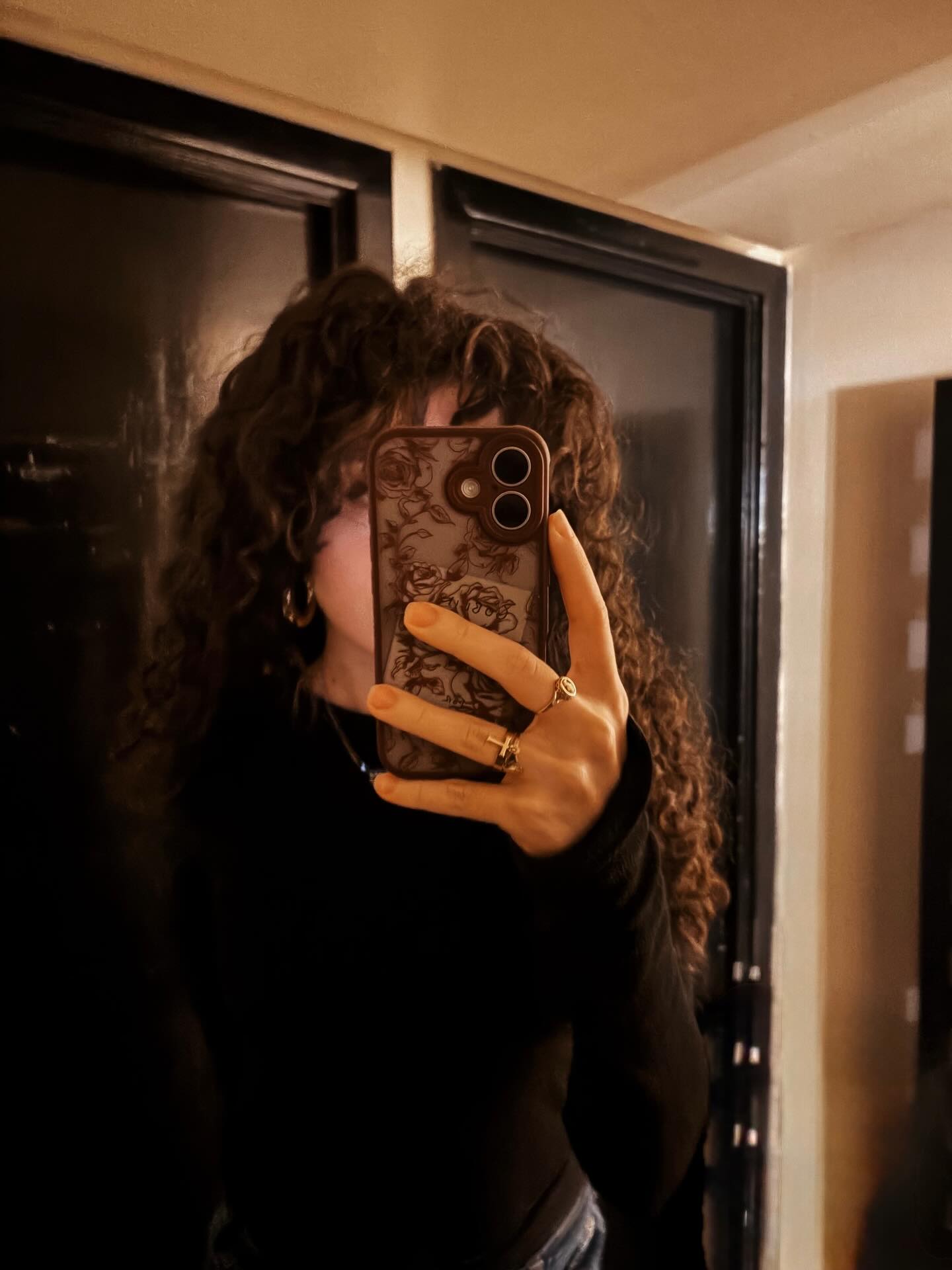 💿🐇🩶🖇️ happy international women’s day divas 🦢
some successes from today alone, I’ve finally got to editing my blog on Deleuze’s postscript as a lens to examine I Who Have Never Known Men, and now I’ve had a bath full of Nuxe, a cucumber face mask, and I’m listening to Franz Kafka’s Metamorphosis in my earphones, trying to soothe a head full of Montesquieu and Jean-Jacques Rousseau, so if you see me frowning on my commute to work tomorrow it’s either an internalised and existential debate over Amour de soi vs. Amour-propre or how I would feel waking up as an insect 🫶🏼🌶️❤️🔥
•
•
•
•
•
#internationalwomensday #writersofinstagram #writing #femalewriters #feminism