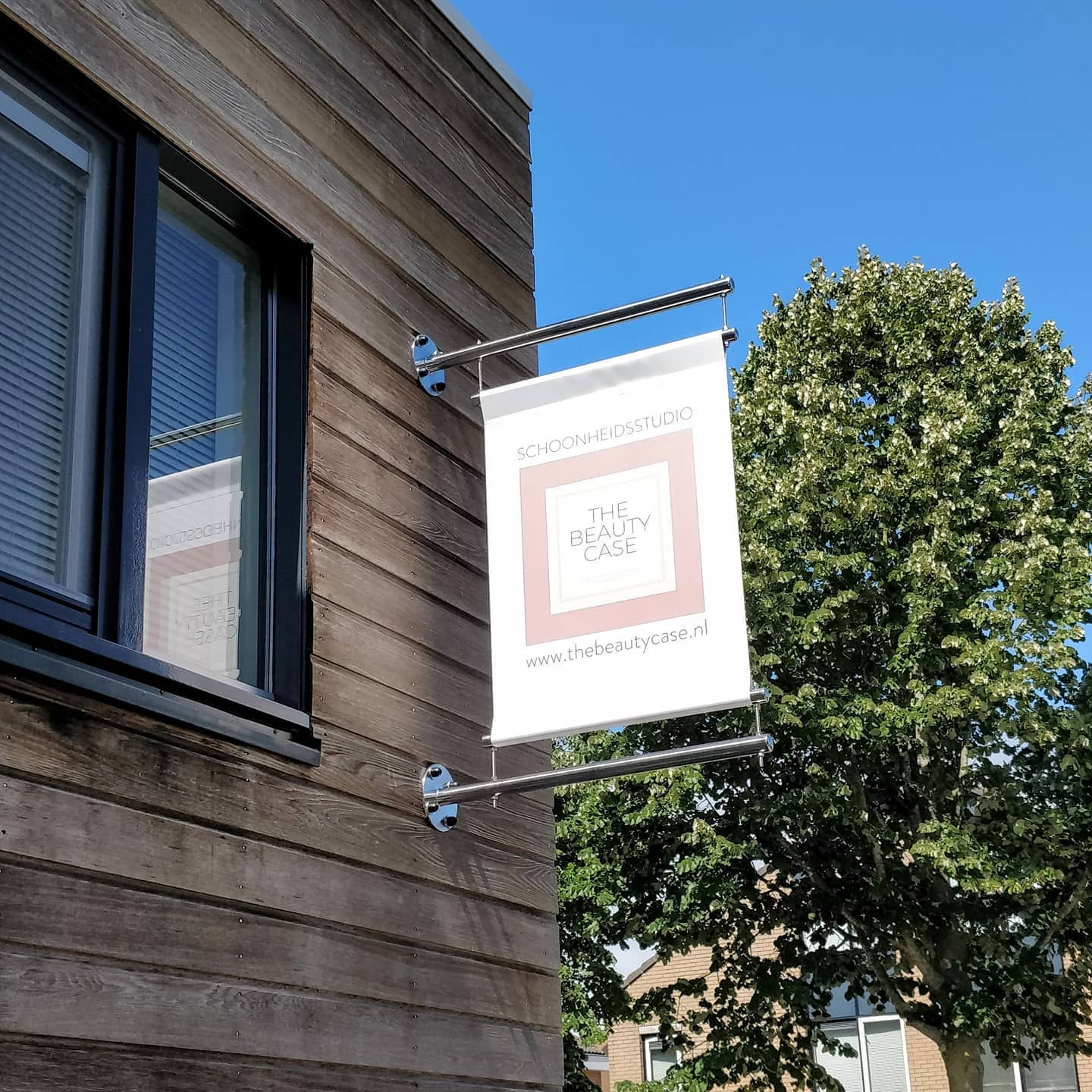 Het uithangbord hangt! Blij mee 😊 Na de binnenkant is de buitenkant nu ook helemaal af.
Nieuwsgierig naar hoe het er binnen uitziet en wat ik allemaal voor je kan betekenen? Ga dan naar https://www.thebeautycase.nl/behandelingen