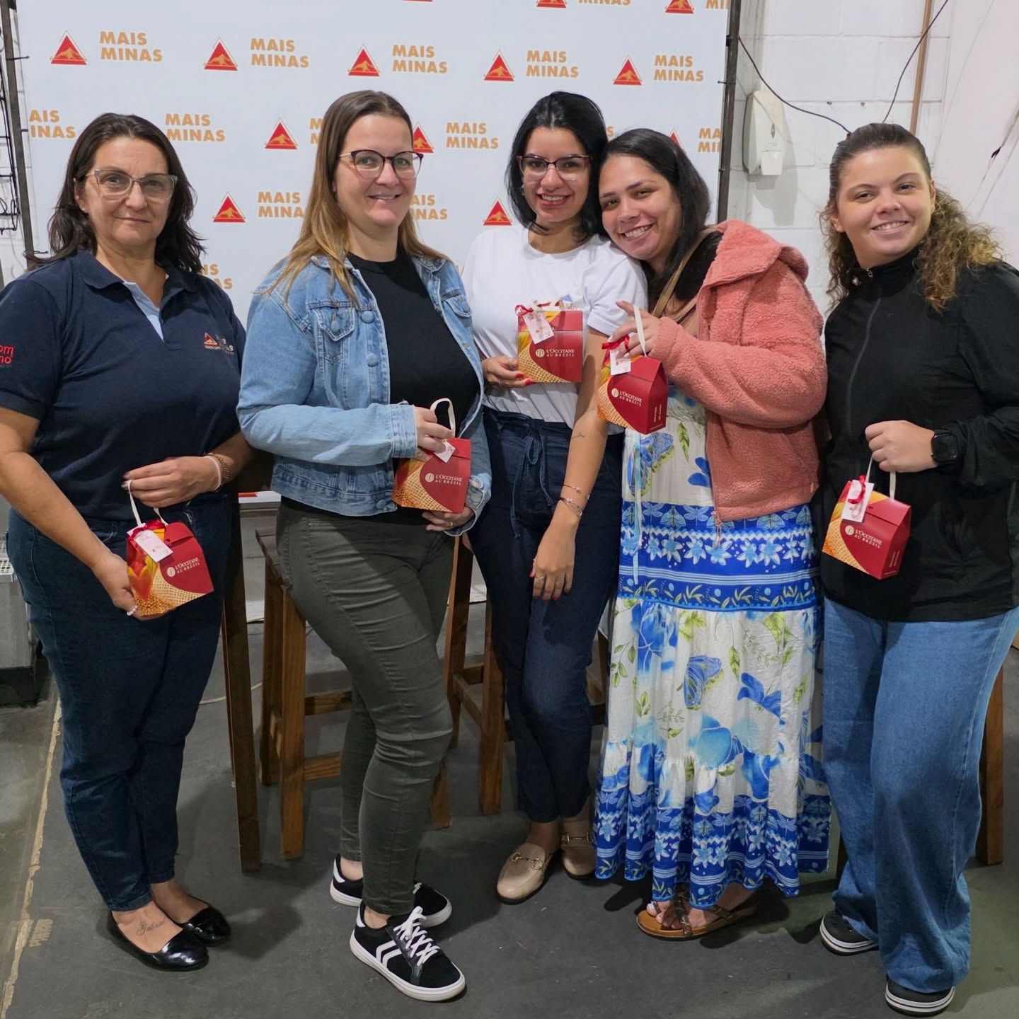 Hoje celebramos a força, a dedicação e a presença das mulheres que fazem parte da nossa história todos os dias.
Na Mais Minas, cada uma delas contribui com talento, cuidado, responsabilidade e muita determinação para que tudo aconteça. São mulheres que trabalham, apoiam, resolvem, criam e fazem a diferença dentro e fora da empresa.
Nosso reconhecimento e gratidão por todo o empenho, profissionalismo e energia que vocês colocam em cada detalhe.
Que nunca faltem oportunidades, respeito e valorização para todas as mulheres.
Feliz Dia da Mulher!