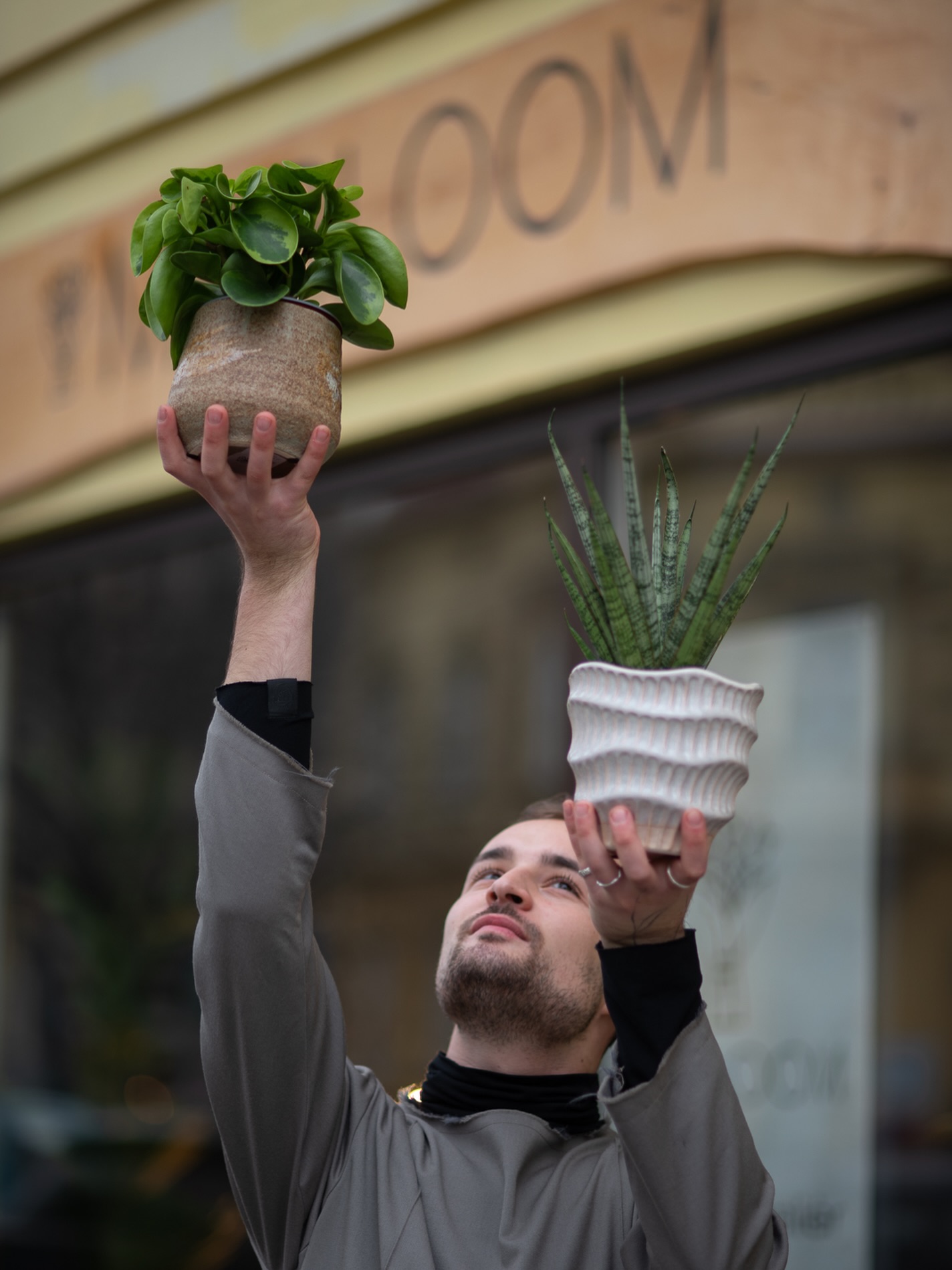 Když se nemůžete rozhodnout jen pro jednu… vezměte rovnou dvě.
Rostliny dokážou změnit prostor i náladu během okamžiku. Stačí si jen vybrat tu pravou – nebo klidně dvě. 💚
Která by šla domů s vámi?
#mrbloom #květinářství