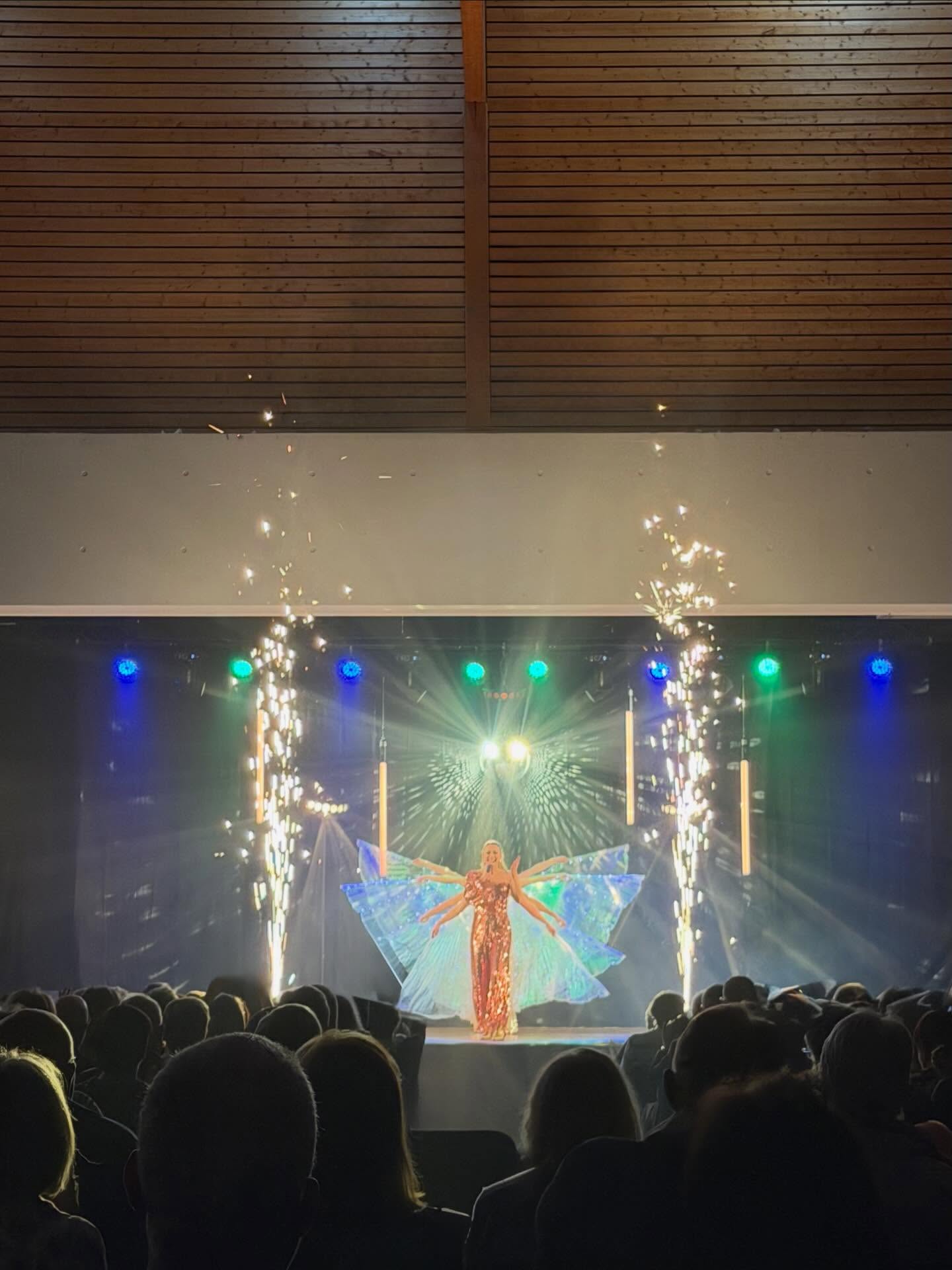 Dimanche dernier, la Journée de la Femme a aussi été l’occasion d’un moment de spectacle avec un cabaret organisé par la Délégation de Pont-de-Veyle pour la Ligue contre le cancer.
Nous avons participé à l’éclairage scénique de cet événement💡