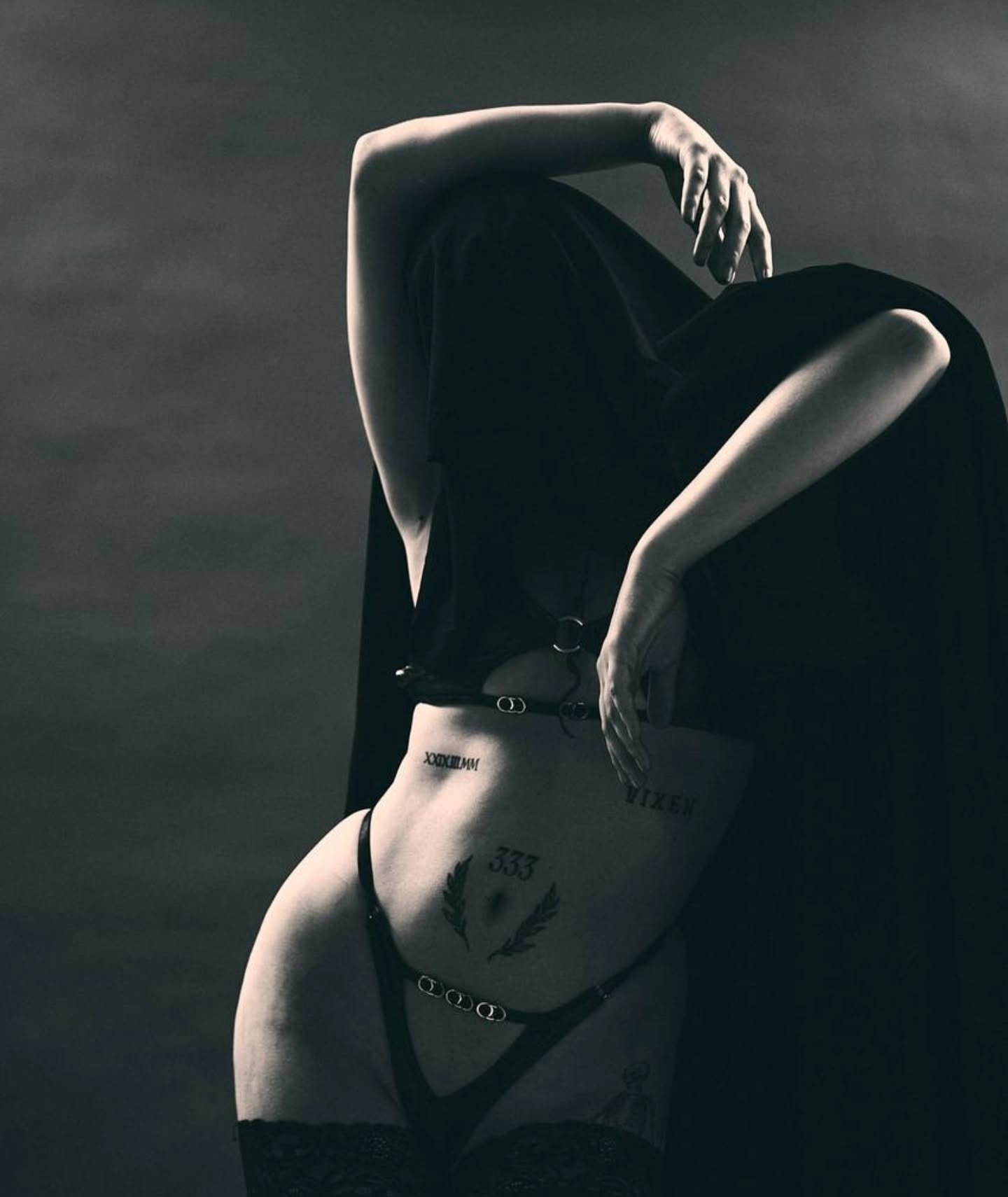 Boudoir/Lenceria Photoshoot
No es sobre mostrar más piel.
Es sobre mirar a la cámara con esa seguridad que hace que todo lo demás desaparezca.
Las sombras cubren lo justo.
La luz revela lo necesario.
Si alguna vez pensaste en hacer una sesión boudoir…
tal vez este sea tu momento.
🔥 Sesiones privadas
📍 Cd Juarez
📅 Agenda abierta
#boudoir #cdjuarez #elpaso