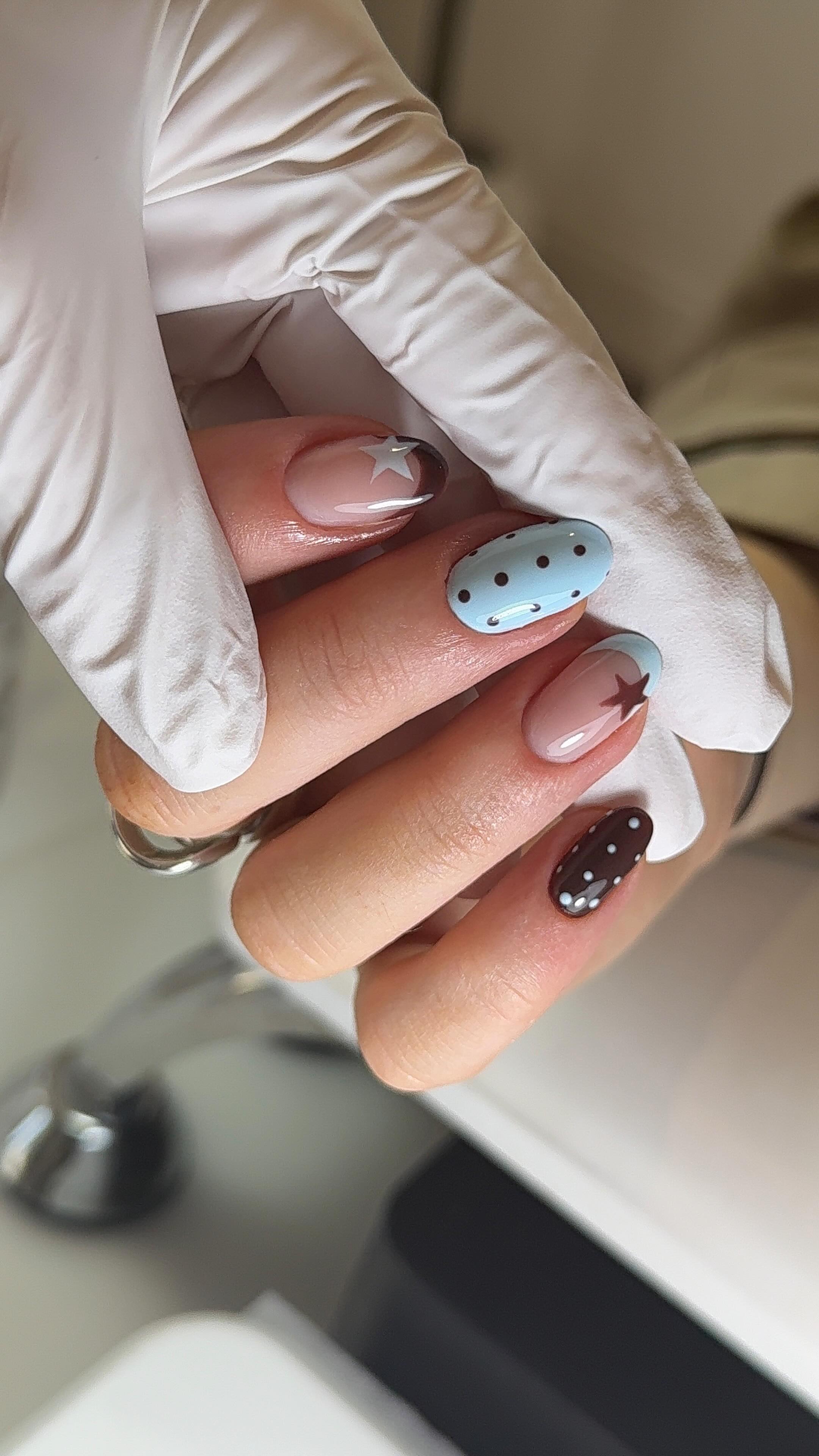 HEMA is often blamed as the cause of gel allergies.
But the reality is more complex.
HEMA is just one acrylate used in many gel systems. Allergic reactions occur when the body becomes sensitised to acrylates through repeated exposure, particularly when uncured product comes into contact with the skin.
This means that removing HEMA from a product doesn’t automatically remove the risk.
Other acrylates can still cause sensitisation if exposure occurs.
The real focus should be on reducing exposure.
That includes:
-Preventing product from touching the skin
-Correct curing using the appropriate lamp for the system
-Controlled application
-Protecting the natural nail from overfiling
-Regular rebalances
-Correct prep and removal
Allergy prevention isn’t just about choosing the right label.
It’s about understanding the science behind exposure and working safely.
Education and correct technique are the most powerful tools we have to reduce allergy risk.
Link in bio.