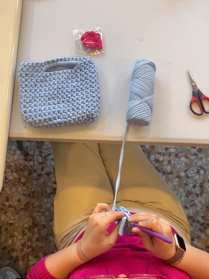 Ieri si è tenuto il primo workshop con @gf_handmadee per la creazione di una borsetta a uncinetto, ci siamo tutte divertite creandola e presto torneremo con una nuova data 🤩
Vorresti partecipare anche tu ?