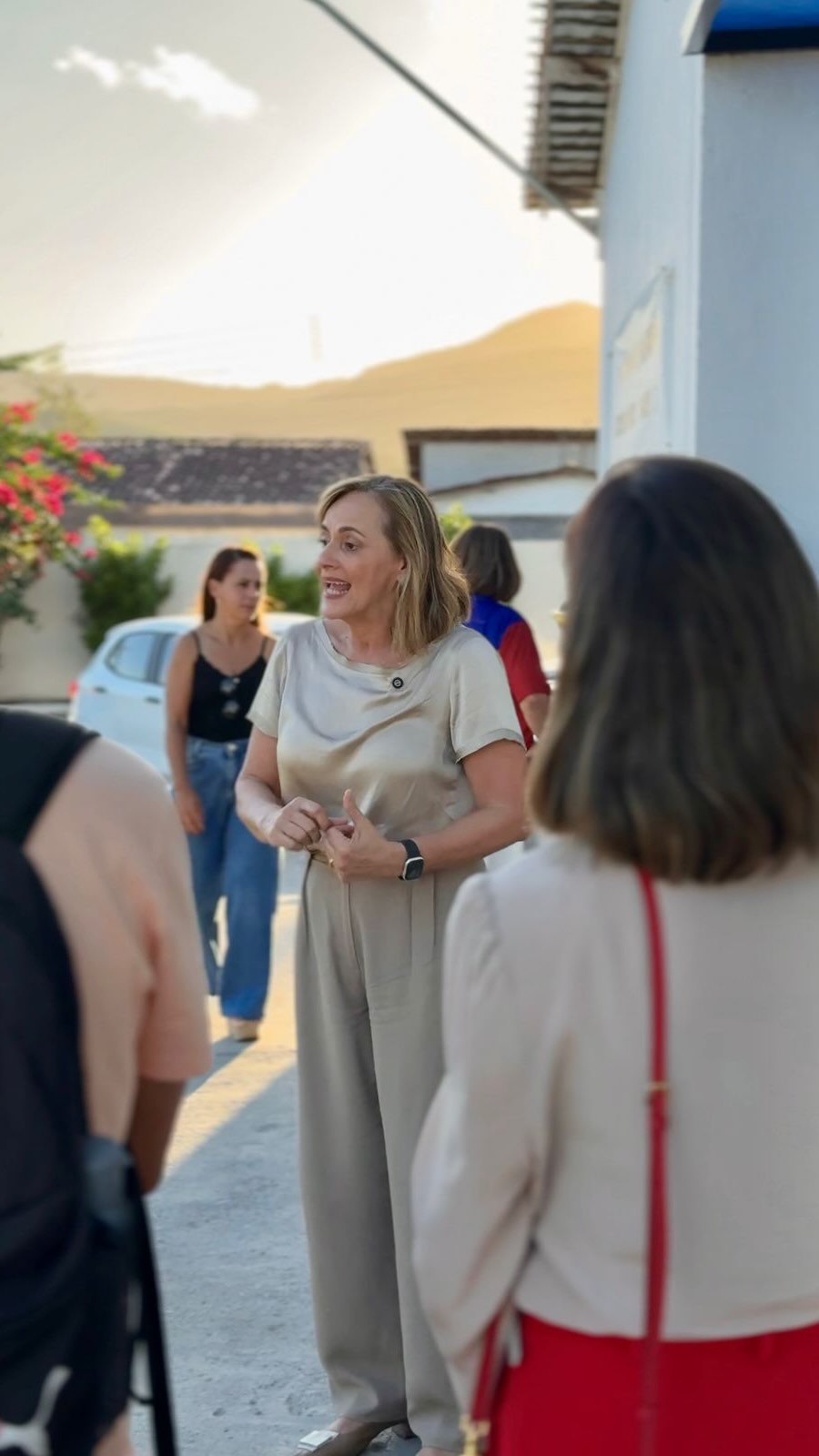 Fomos até Cajueiro (AL), para acompanhar o Lançamento da Implantação da Metodologia de Ensino Bilíngue do @systemicbilingual na 1ª escola pública do município.
Confiram como foi o evento e a coletiva de imprensa realizados no local. Nas entrevistas de sucesso, a CEO do @systemicbilingual, @vanessatenorio, e a prefeita da cidade, @lucilar.toledo.
#coletivadeimprensa #AlgoMais #jornalismo #comunicacao #systemic