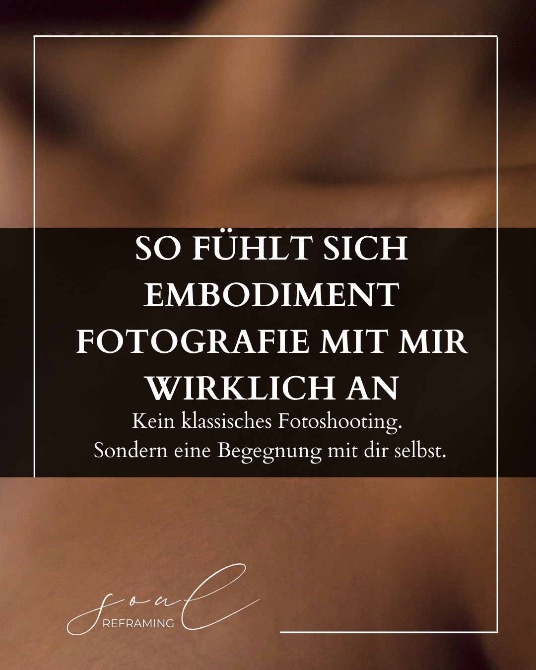 Embodiment Fotografie fühlt sich oft ganz anders an, als viele zuerst denken.
Nicht wie Druck.
Nicht wie „Ich muss fotogen sein“.
Nicht wie ein Termin, bei dem du etwas leisten musst.
Sondern eher wie ein Innehalten.
Ein Spüren.
Ein langsames Zurückkommen zu dir.
Es geht nicht darum, perfekt auszusehen.
Es geht darum, dich in deiner Echtheit wahrzunehmen.
Ohne Maske. Ohne Bewertung. Ohne dich kleiner zu machen.
Vielleicht ist genau das der Moment, in dem du beginnst, dich mit anderen Augen zu sehen.
Was würde sich für dich verändern, wenn du dich nicht mehr bewerten müsstest, sondern einfach fühlen dürftest?