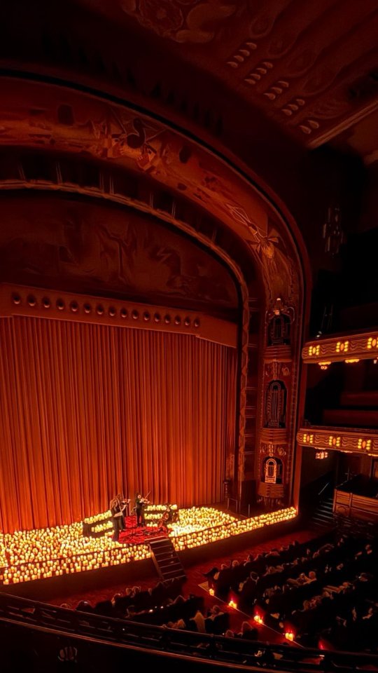 Candlelight concerts are a meaningful part of our activity as an ensemble. We love bringing to our audiences their favorite music in our intimate string set-up 🕯
And as you can see, the preparation is always a lot of fun! 🍂🌷
Maybe see you in our next @candlelight.concerts ?
❤️🌻🎻