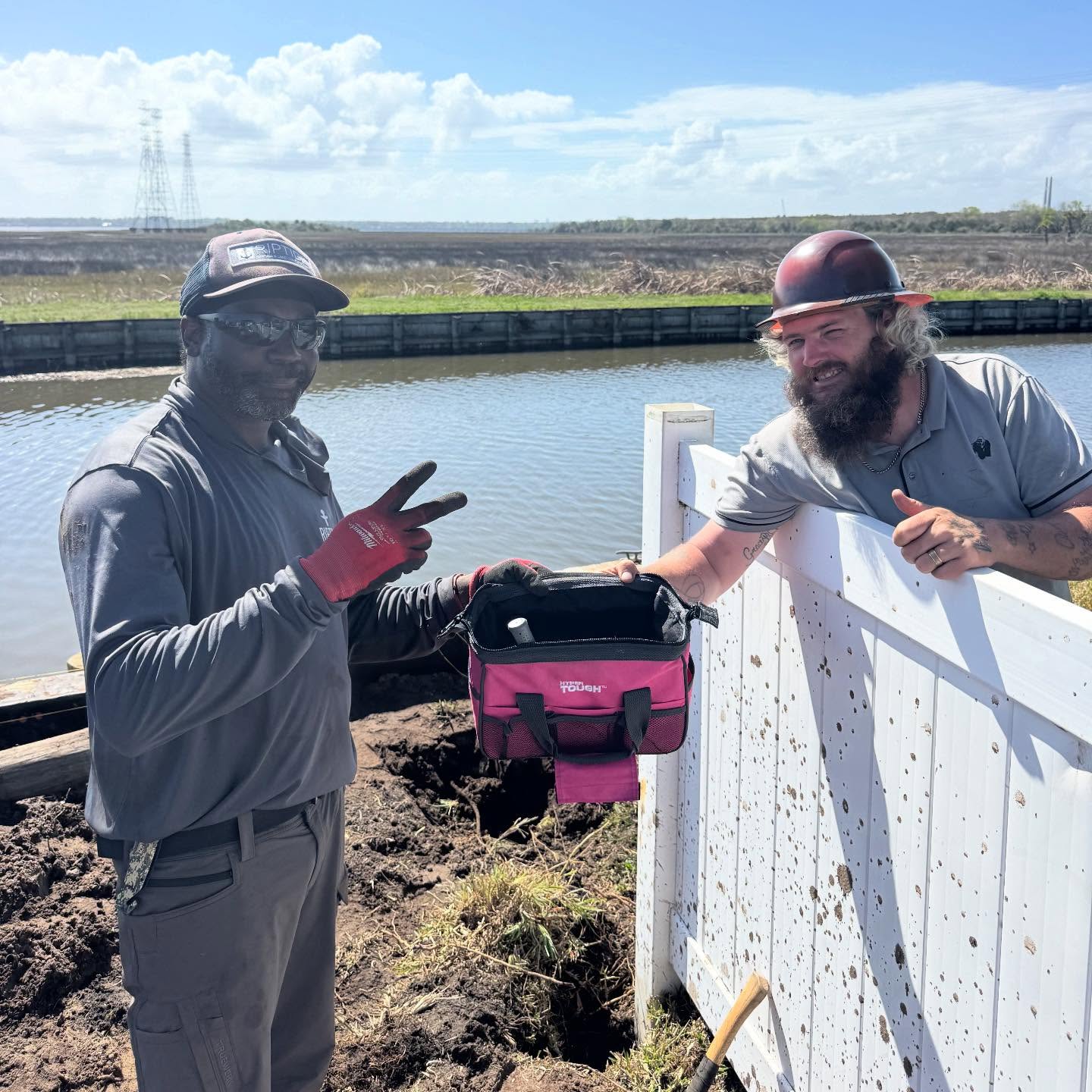 Good crews make tough jobs look easy.
Teamwork getting it done this #TeamworkTuesday
#marineconstruction #crew