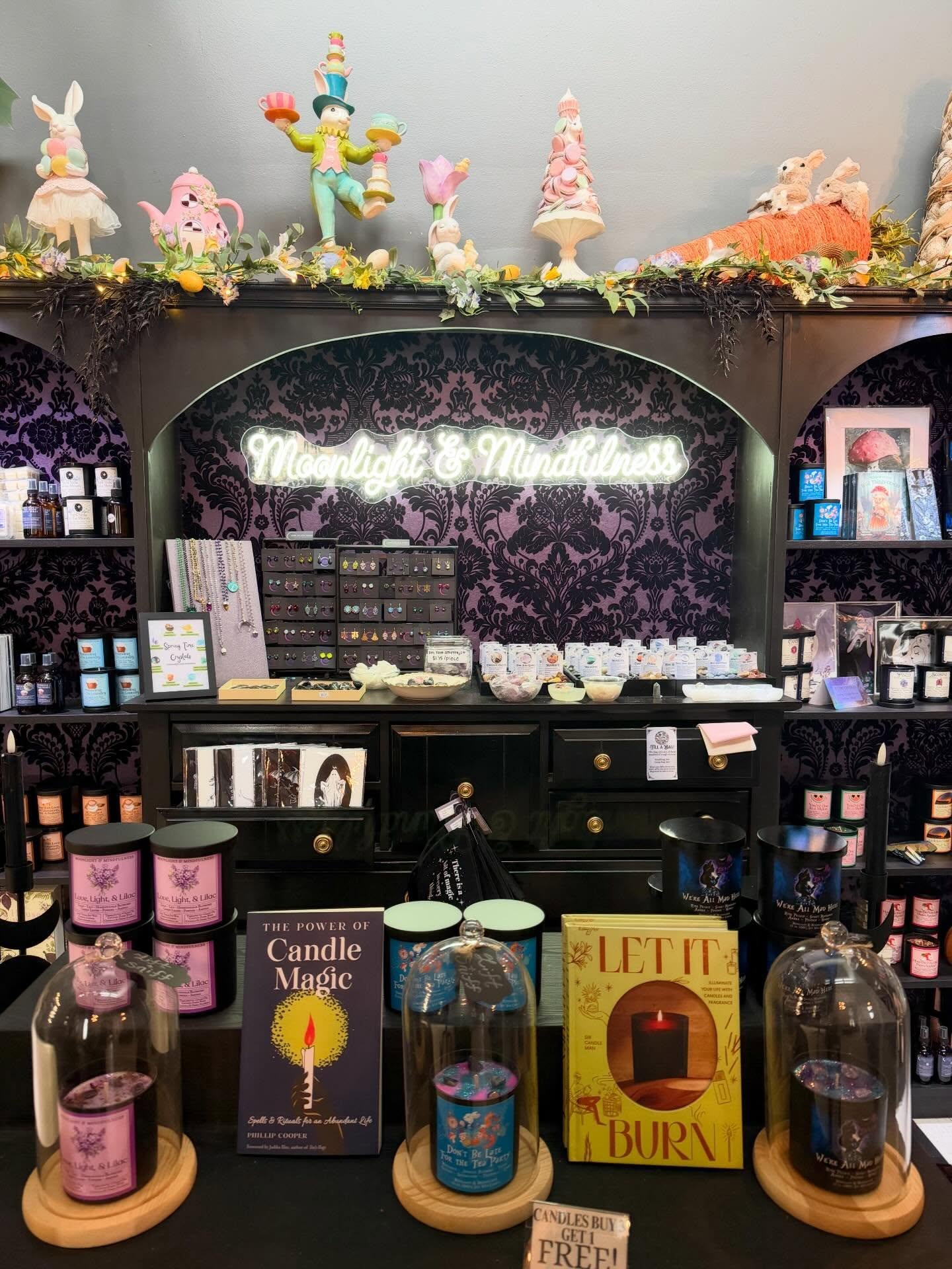 💚 Both shops are ready for Spring and warmer days ahead! 💐 Stop in to stock up on all spring essentials like floral candles, organic tea blends, green crystals, herb books, and more. Plus, don’t miss our Candle-Making Class (with manifestation & luck ritual) this Friday.
💚 Visit us in Dracut, MA (open everyday except Wednesdays!) or at the @hivepublicmarket (Wednesday-Sunday).
#springwitch #spring #ostara #springequinox witchshop