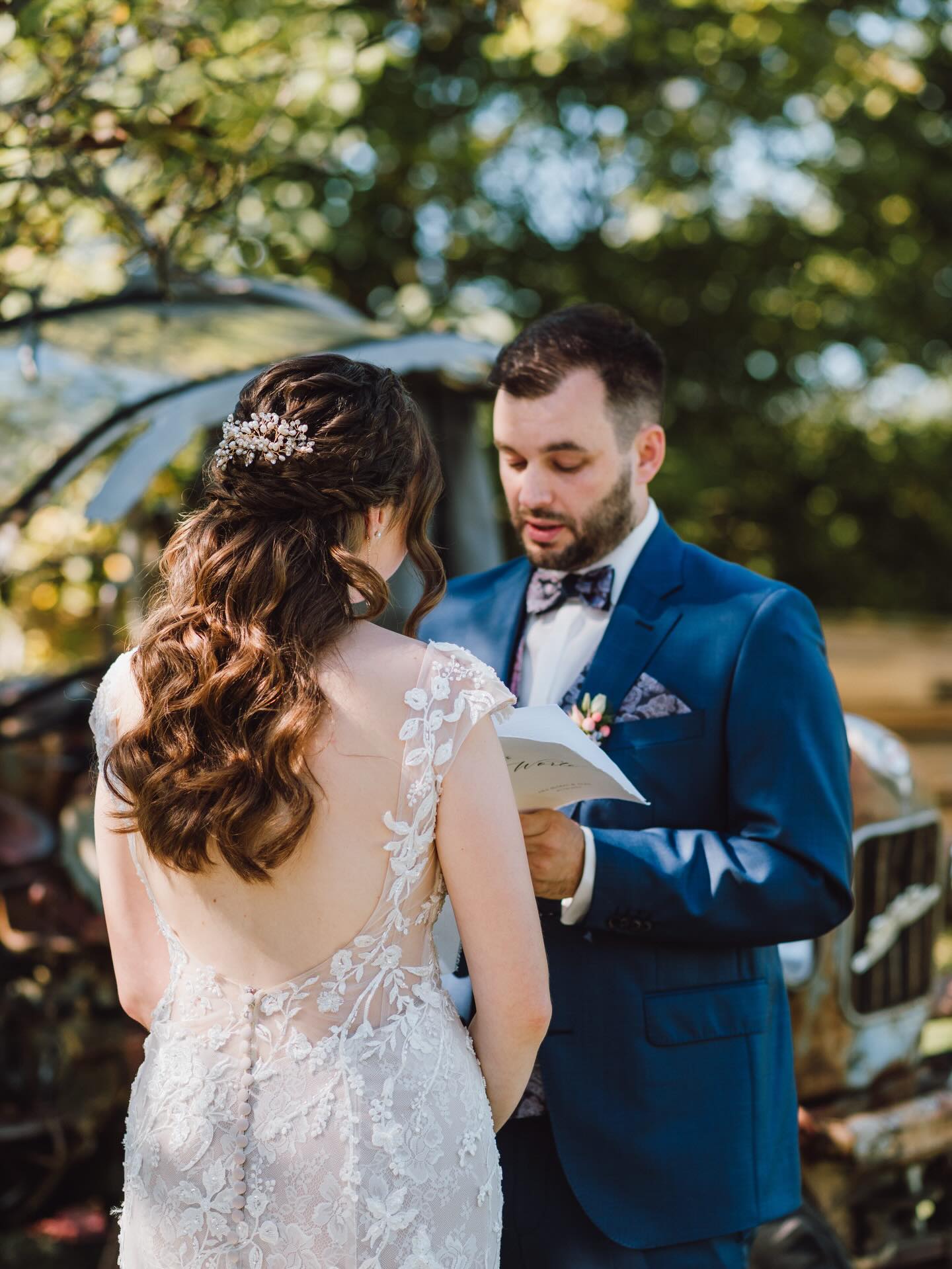 𝘏𝘦𝘭𝘭𝘰 𝘚𝘱𝘳𝘪𝘯𝘨 – 𝘥𝘦𝘳 𝘚𝘵𝘢𝘳𝘵 𝘪𝘯 𝘥𝘪𝘦 𝘉𝘳𝘢𝘶𝘵𝘴𝘢𝘪𝘴𝘰𝘯 🍃💕🌸
Mit den ersten warmen Sonnenstrahlen beginnt auch für uns wieder eine ganz besondere Zeit: die Brautsaison🤍
Eine Zeit voller Emotionen, Vorfreude, besonderer Momente und wunderschöner Bräute. ✨👰♀️
Wir freuen uns riesig auf all die Getting Ready Momente, auf strahlende Gesichter im Spiegel, auf Gänsehaut-Momente kurz vor der Trauung und auf die vielen Augenblicke, die diesen Tag so einzigartig machen 🤍
Für uns ist jedes Brautstyling mehr als nur Haare & Make-up – es ist Teil eines der schönsten Tage im Leben. Deshalb stecken wir in jedes Styling ganz viel Herz, Ruhe und Liebe zum Detail, damit du dich an deinem großen Tag rundum wohl und wunderschön fühlst.
Auf eine wundervolle Saison voller Liebe, Glück und unvergesslicher Hochzeiten. Wir können es kaum erwarten, euch zu begleiten. 🤍
📍 Mobil unterwegs für dein Getting Ready – im Hotel, zuhause oder direkt an deiner Hochzeitslocation.
#Brautstyling #Brautliebe #BridalHair #BridalMakeup
#Hochzeitsstyling Brautglück Brautfrisur