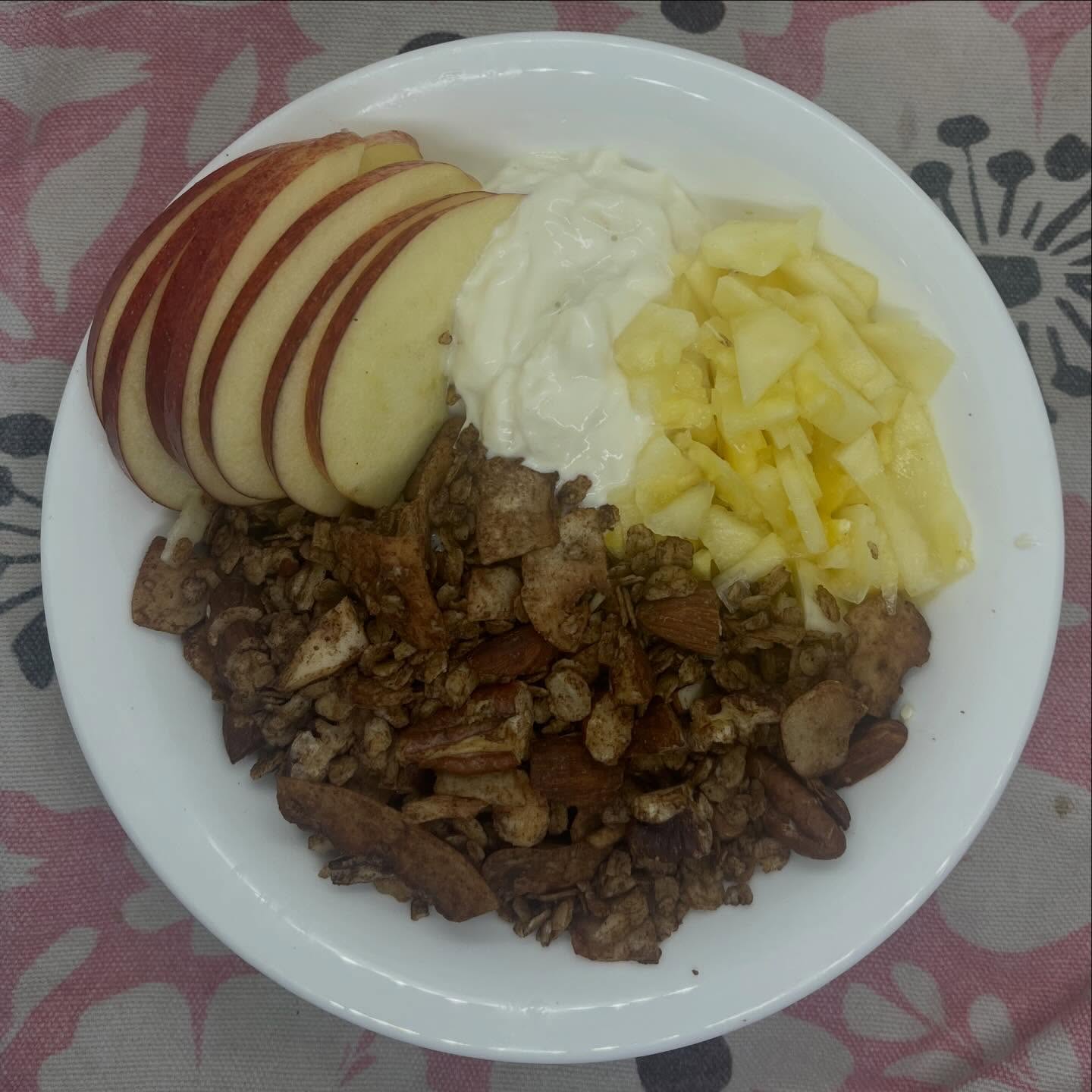 Athletes need carbs for fuel, recovery & performance. On your ’average day’ at work though it doesn’t mean eating just carbs, at the expense of protein and healthy fats.
Take your breakfast cereal as an example. I’ve seen many athletes 🏃♀️ filling up on cornflakes and porridge. They both tick the carbs, but if you’re then sitting at your desk or in your car you might find you get an energy slump later on (even though you’ve hit your calories, grammes of carbs or macros).
Instead, add protein (yogurt and nuts), extra fibre (berries or apples) to give yourself a sustained energy release.
➡️ Sustained energy means more motivation for life and to train later on in the day 🏋️♂️
#sportsnutrition #refuel #Recovery #bloodglucose