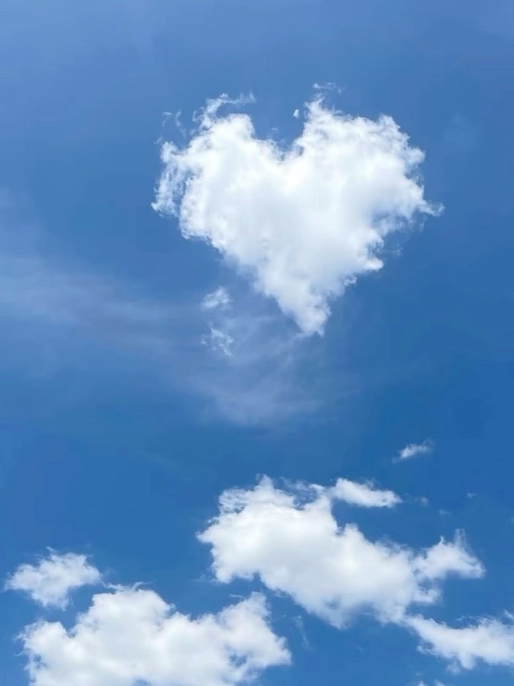 J’ose penser que aimer amène le mouvement vers soi, vers l’autre, peu importe le but.
Demander de l’aide
Discuter
S’informer
Réfléchir
Solutionner
et bien plus.
Je souhaite seulement m’aimer à un point tel que je bouge, j’avance et que j’arrête de procrastiner. Être proactive!
🫶🏼❤️🫶🏼
😉🤔😉
😂