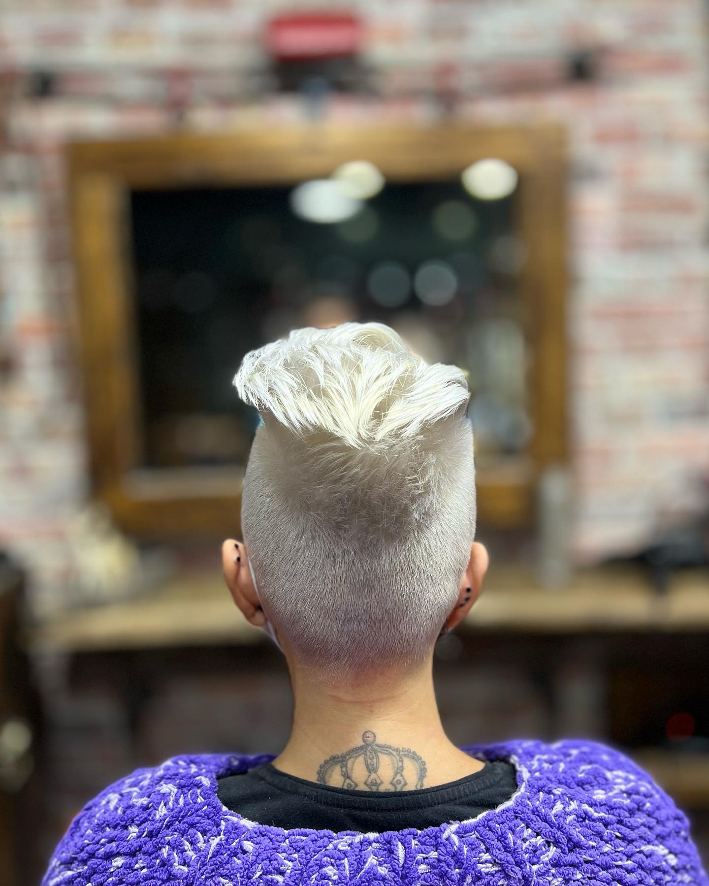 👉👉👉
Hier mal was Kurzes für Dich🫶
wenn wir unsere Seite betrachten, könnte man meinen, dass wir nur Kunden mit langen Haaren haben. Wir haben auch Abwechslung Gott sei Dank 😬
Die Haare dieser Kundin sind sehr schwierig aufzuhellen, aber trotz schonender Aufhellung ist die Farbe klar geworden. Dabei spielt die Zeit eine große Rolle.
#wirschneidendortmund
#ctmstr #cutmasterdortmund #friseurdortmund
#hydro #nutri #volumen #greyhair #kurzehaare #glynt
#hair #haircolor #hairdresser #beauty #wow
#dortmund #phönixsee #frisuren #hairstylist
#blondehair #frisur #style #happy #love #fashion
#frisurentrends #haircut #frisurenideen #shorthair #haare