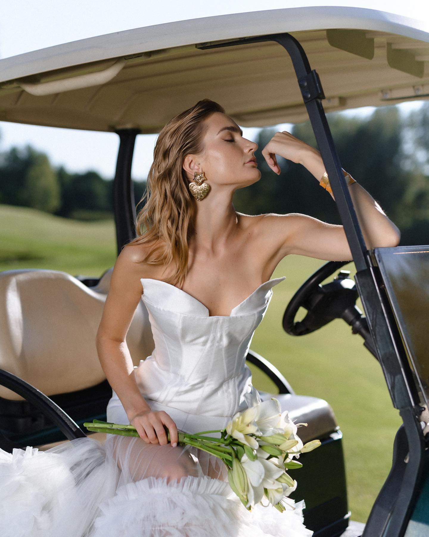 Golfo laukai ir nuotakos įvaizdį besimatuojanti Modesta - kūrybiškai praleidom vieną šiltą vakarą su puikia komanda ❤️
MUAH: @freshmakeuplook
Modelis: @moodesta
Suknelė: @sandraserne_studio
Stilius: @ieva.domarkiene