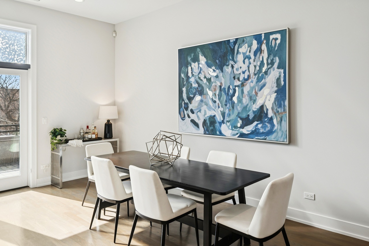 Pops of color + greenery, luxe layers, and rounded silhouettes bring this space to life! #luxe #chicago #chicagorealestate #havenhomestager #chicagohomestaging #stagingworks #stagingsells #staging #homestaging