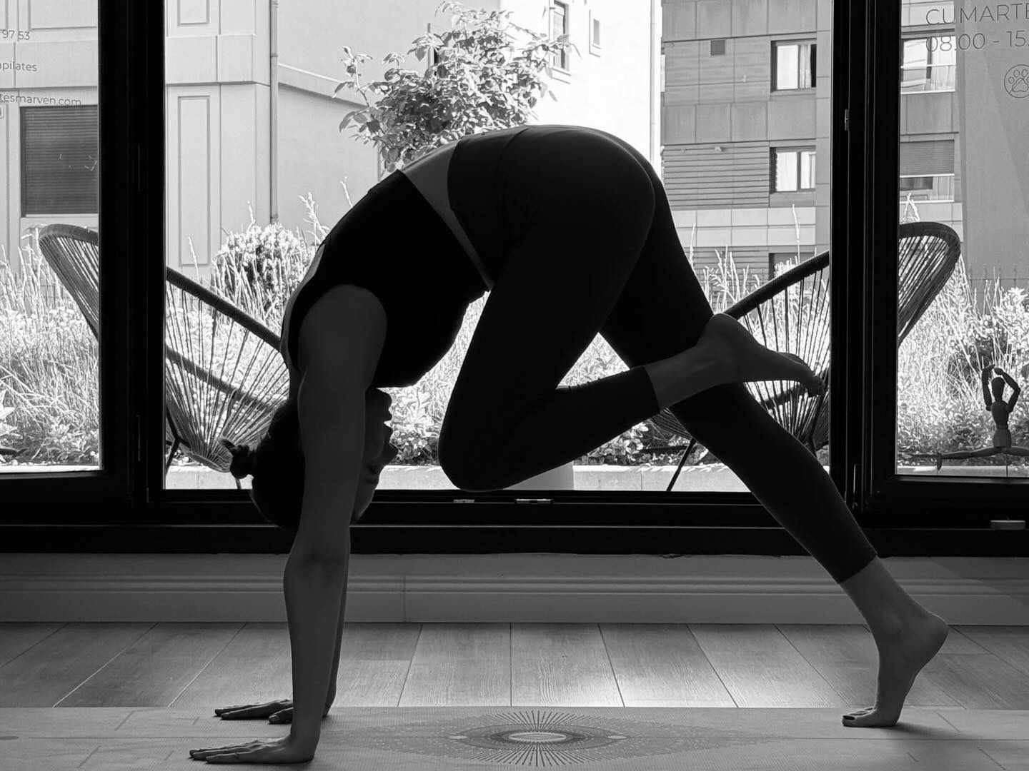 Pilateste esneme ve güç aynı anda çalışır
Bu pozda vücut ağırlığı kol, omuz ve core kaslarına aktarılırken arka bacak ve kalça kasları aktif şekilde uzar.
Bu tür hareketler:
Core kaslarını güçlendirir
Omuz stabilitesini artırır
Kalça ve arka bacak esnekliğini geliştirir
Denge ve vücut kontrolünü iyileştirir
Pilates’te önemli olan hareketin büyüklüğü değil, kontrollü, yavaş ve doğru kas aktivasyonu ile yapılmasıdır.
Düzenli pilates pratiği vücudunuzu hem daha güçlü hem daha esnek hale getirir.