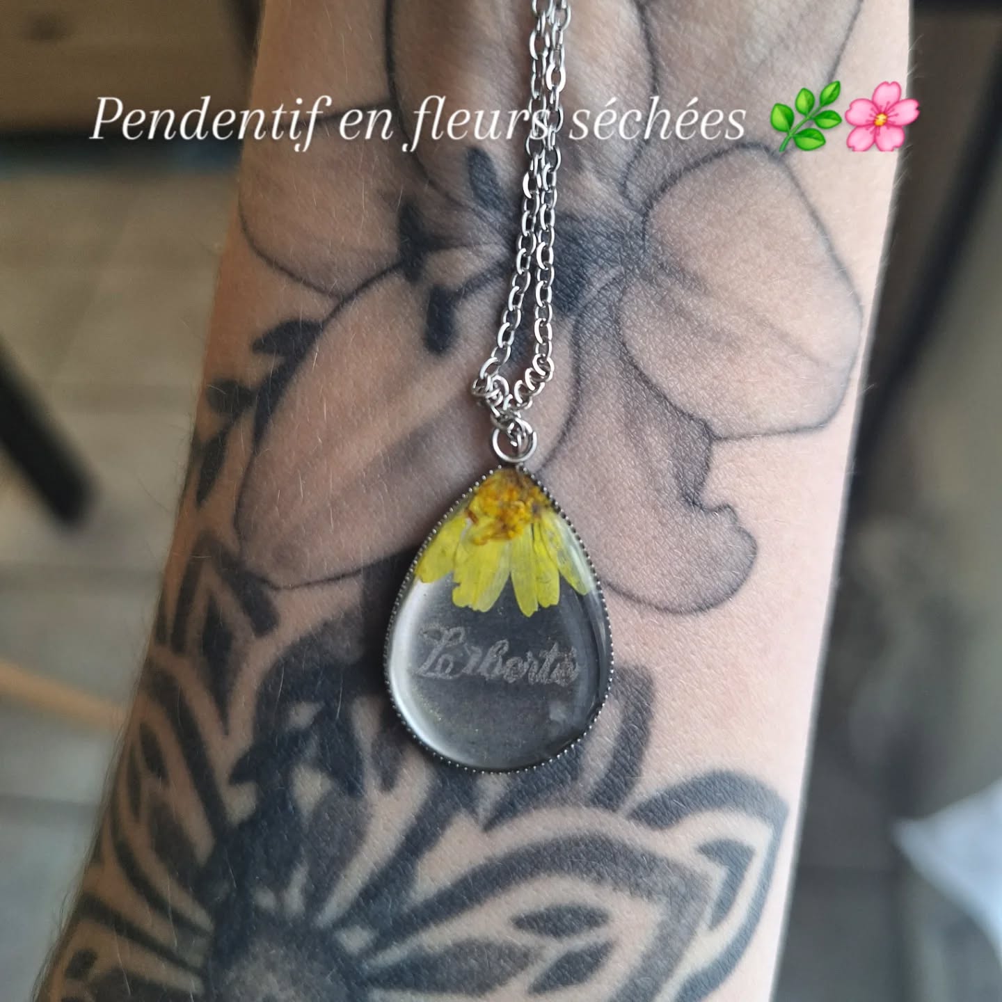 Liberté 💛🌿
Vous aussi, personnalisez votre pendentif par un mot qui impacte votre vie.
Contactez moi en MP pour commander le votre 🌸
Merci pour ta commande @aromama_accompagnement 🌿🌸
#pendentif #personnalisé #gravure