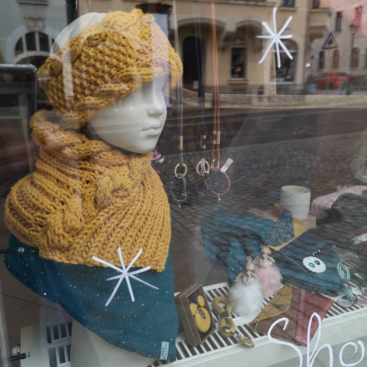 Und nun heißt es window shopping und online shopping. Klar der Lockdown ist nicht nice, aber was muss das muss. Somit steht jetzt alles im Schaufenster und wird die Tage in den Online-Shop unter www.allerleileben.de einziehen. Ihr könnt natürlich auch telefonisch unter 01525 1406749 oder per Mail an allerleileben@gmail.com bestellen. Wir versenden, liefern aus oder ihr holt es am Store ab. Es gibt für alles eine Lösung und es soll kein Wunsch unerfüllt bleiben. Hauptsache ihr bleibt gesund 💙
#allerleileben #conceptstore #zwickau #gemeinsamregionalnachhaltig #Stilplan_raumdesign #scissorsdeluxe #julieellie #lyrichandmade #eulenschnitt #brigittebaldrian #einguterplan #delightdepartement #ledertreter #holzfassmanufaktur #ringana #handschmiede