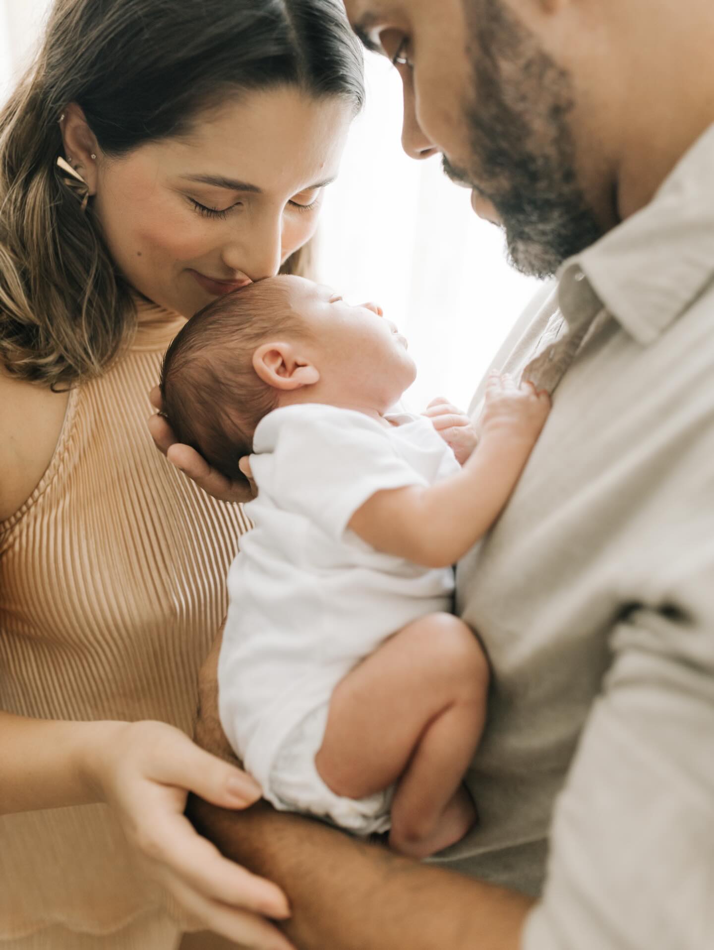 Alguns meses atrás estava eu com a Rafa e o Renê na praia, registrando a espera do Bernardo. Era um fim de tarde bonito, cheio de expectativa e alegria pelo bebê que estava a caminho. ✨
E Fevereiro chegou… e junto com ele, o Bê também! 💛
Voltei até a casa deles para registrar o primeiro mês de vida desse pequeno. Foi um ensaio vivido dentro da rotina da família, com momentos naturais e cheios de significado: o momento da amamentação, do banho, o carinho dos pais, os cachorrinhos curiosos participando de tudo e até protegendo (rsrsrsrs) e os detalhes do quartinho que foi preparado com tanto amor.
Eles ainda providenciaram um bolinho com a vela de 1 mês e um balão para marcar esse grande marco da vida dele.
Dias depois, quando enviei a galeria, eles me escreveram dizendo que se emocionou vendo as fotos, que os registros ficaram perfeitos e que era exatamente assim que imaginavam guardar esse momento.
E talvez seja exatamente isso que torna esses registros tão valiosos… Sabemos que os primeiros dias são tão intensos e passam tão rápido… que depois só fica a saudade e as memórias que ficam guardadas para sempre. 🗝️
Se você também deseja guardar as memórias dos primeiros dias bebê clica no link da bio e fala comigo 😉