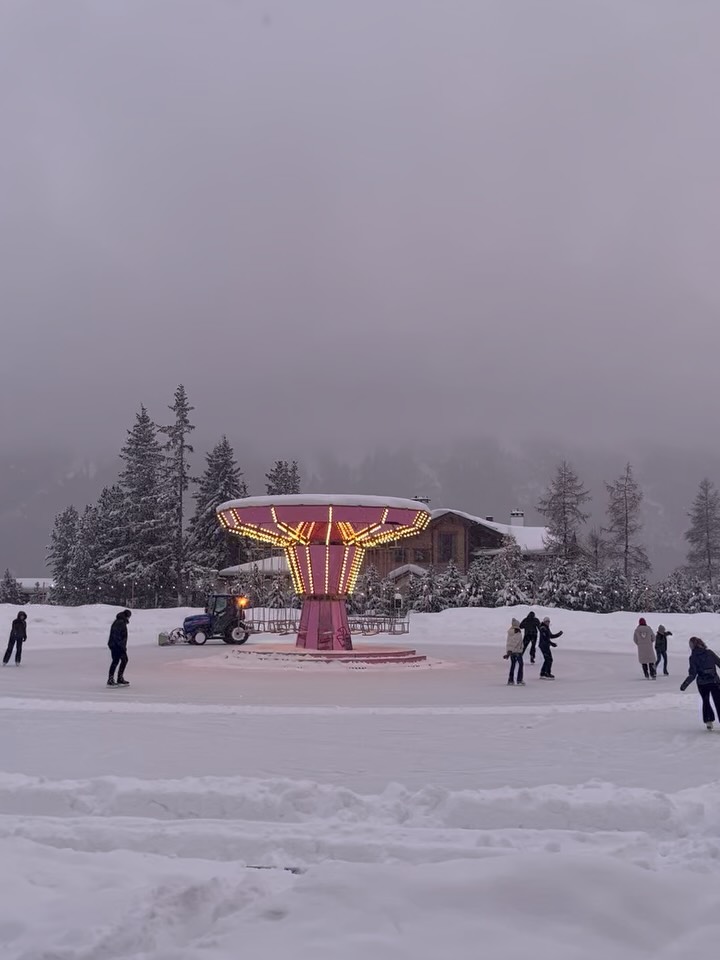 Winter is coming back, which gives us the perfect opportunity to look back on this private event organized by two strong women who probably have running networking in their bloodstream. Together with St. Moritz Tourism, they organized for the fifth time a Snow & Glow event. Why were we there? Because of @oquabeauty, @usaimo.skincare, @swissline.skincare, @pioupiou.cosmetics @rausch_official and @moon_june_ch - the generous beauty / drink sponsors. Thank you! And thank you @anniettasaratz and @mels_3000 for these unforgettable momenents. It was wonderful! And thank you @_alexandrakruse_ for chosing my car over your broom;). P.S. When in Rome we visited @beatrice.rossi.jewellery at her pop up at @kulmhotel (beatrice is from Schaffhausen originally - did you know?) and visited the spa (shout out to @swissline.skincare )