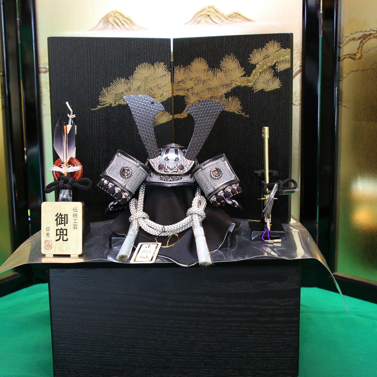 小さな渋い兜飾り
#ケース修理 #京人形 #五月人形 #人形ケース #雛人形 #木目込人形 #桂人形店