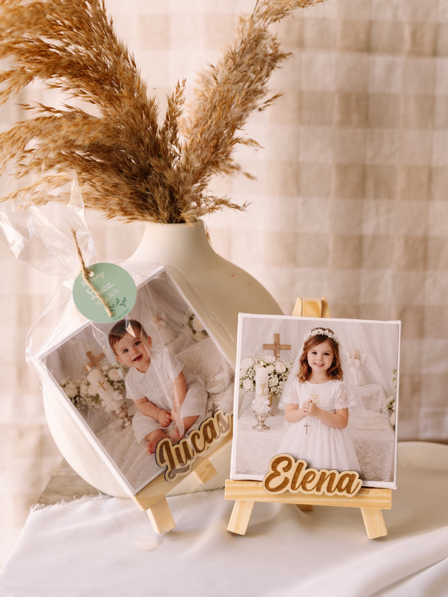 ¡Bautizos y Comuniones esto es para vosotrxs! 🕊️🌿
Nuestro mini lienzo con caballete de madera con la fotografía de vuestrx peque y con su nombre en madera grabada es el regalito perfecto para vuestros invitados.
Envuelto en su packaging con la etiqueta que elijáis de entre 47 diseños diferentes. ¿Quién da más?
🤍🕊️✨