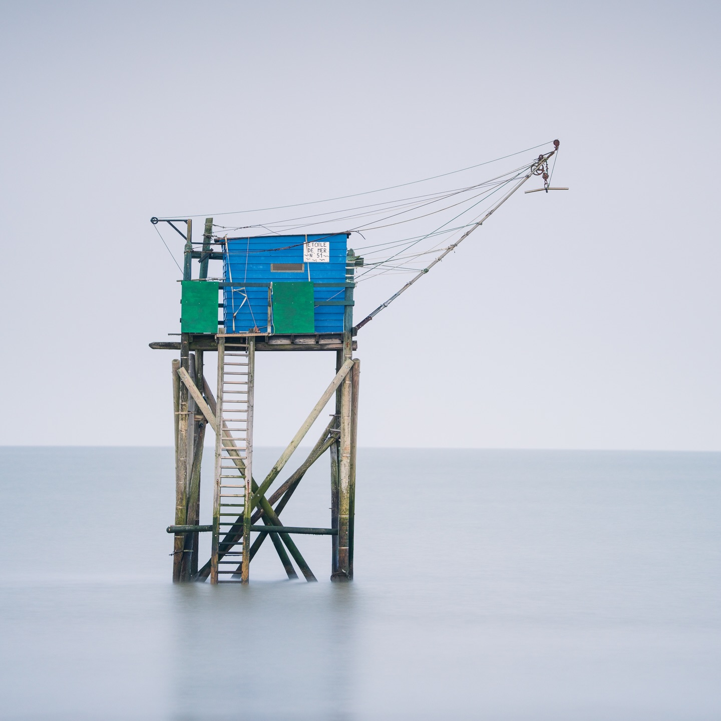 Minimalism at the French Atlantic Coast.
Even it was a detour from my route to Northern Spain, it was well worth it.
Shot on Sony A7 RV + Sigma 70-200mm f2.8 wide open + Maven Filters 15 Stop ND filter + framed on Gitzo Systematic Tripod