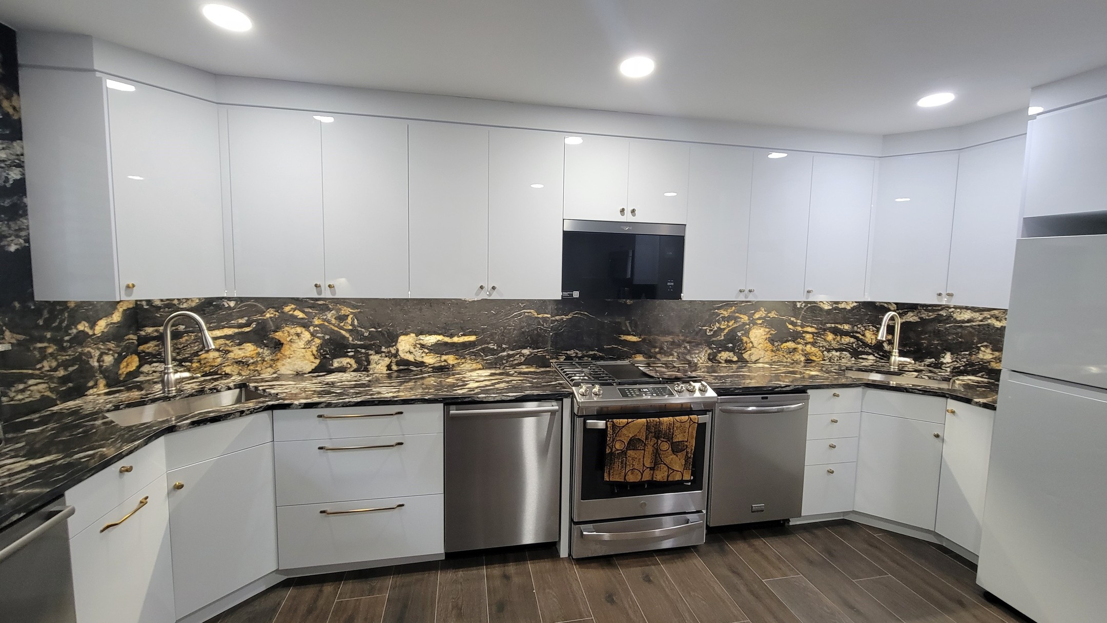 #kitchen #kitchendesign #kosherkitchen #cabinets #cabinetrydesign #cabinetry #kitchencabinets #whitekitchen #whiteandblack #blackandwhite #goldhardware #modernkitchen
Builder: Redline Builders
Designer: Perele Glick